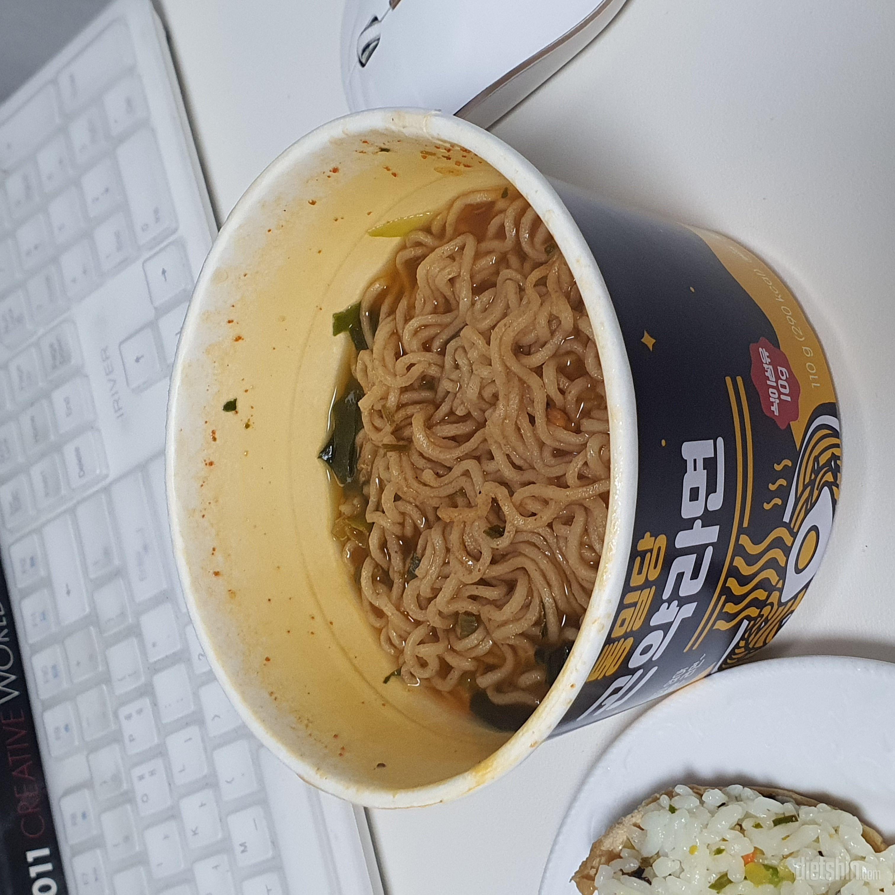 생각보다 국물 맛있고 면은 메밀면이라