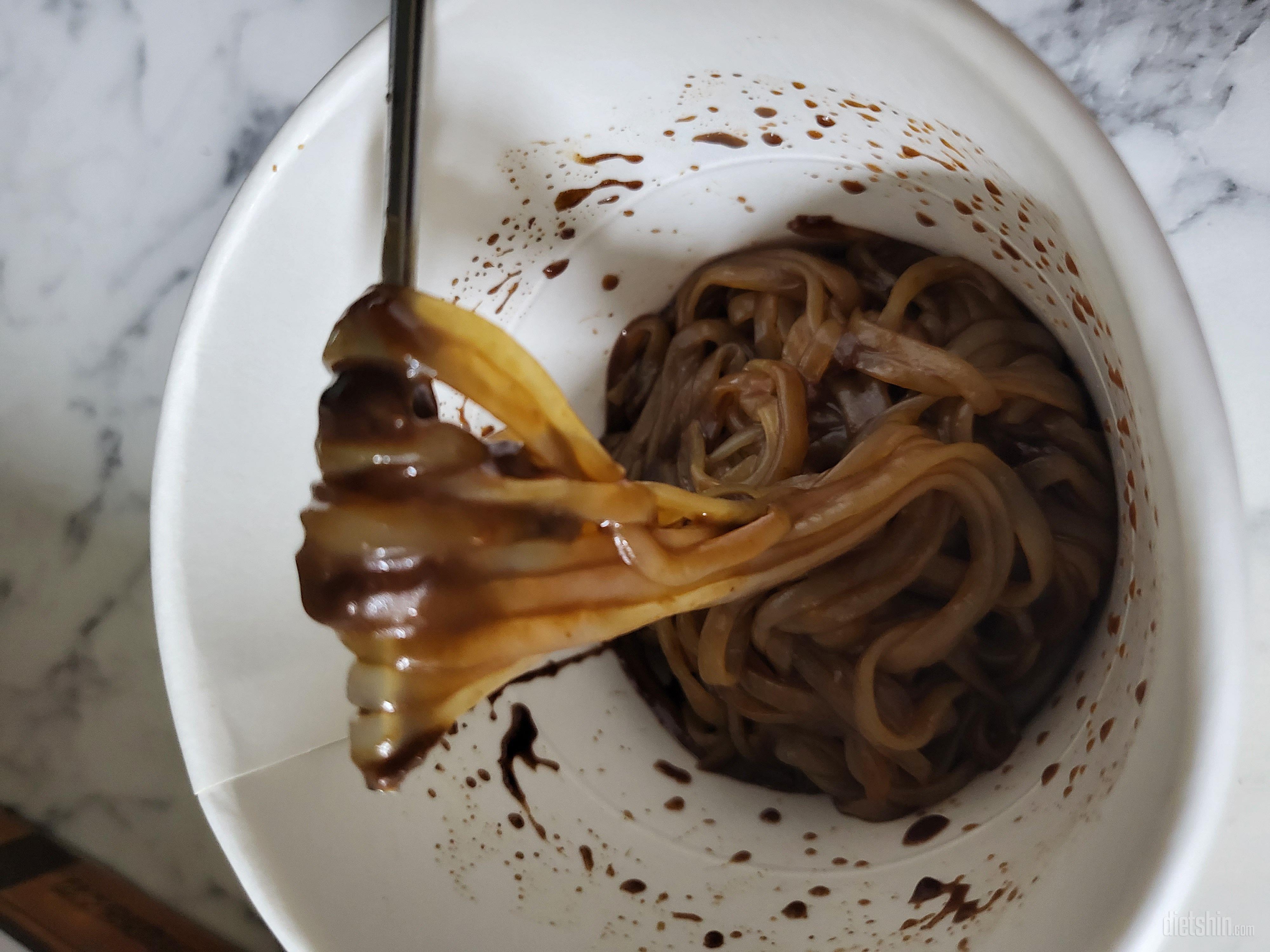 통밀라면에 좀 실망하고 곤약짜장 먹어