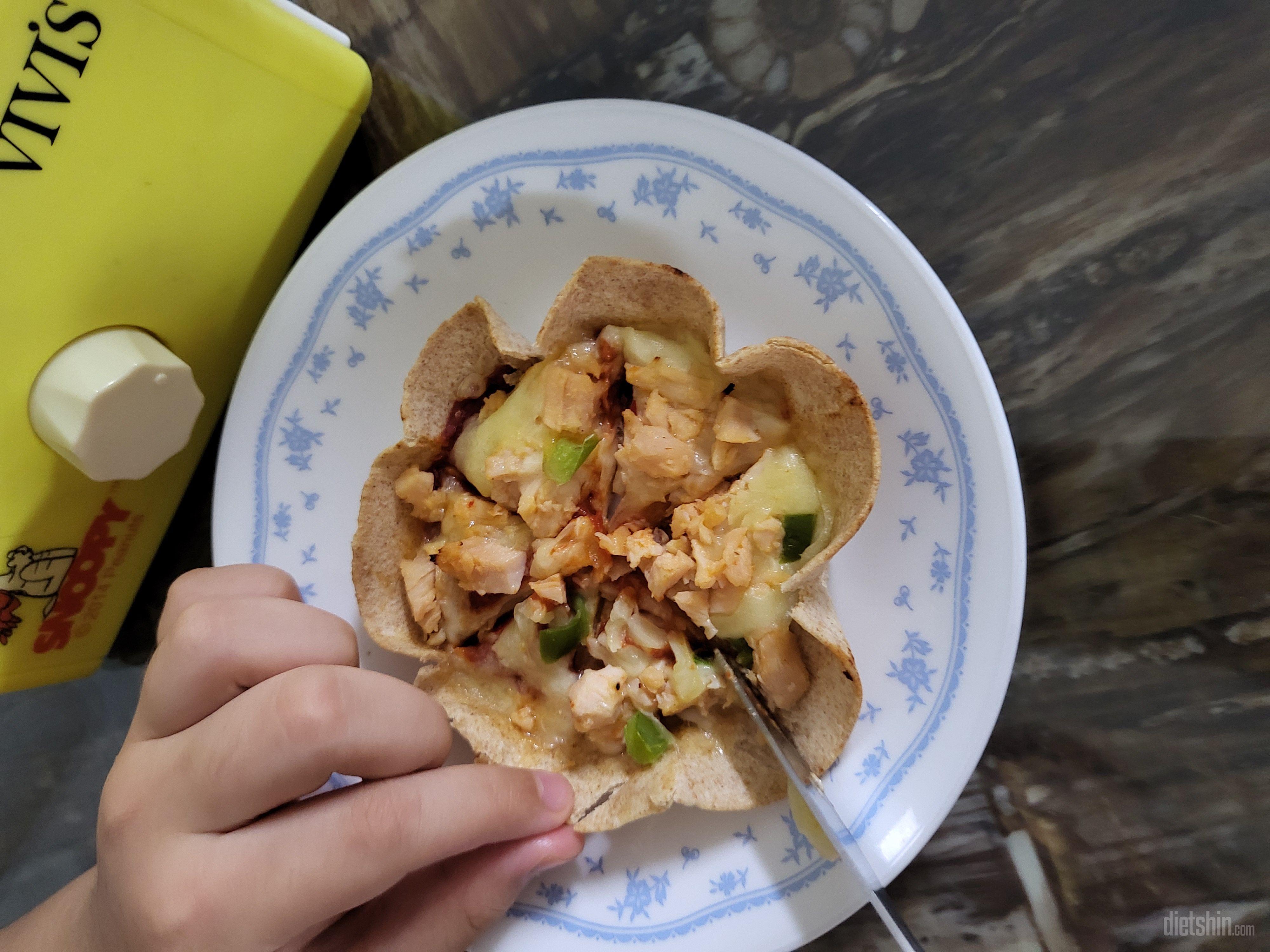 진짜 딱 한입거리입니다.
진짜 맛나