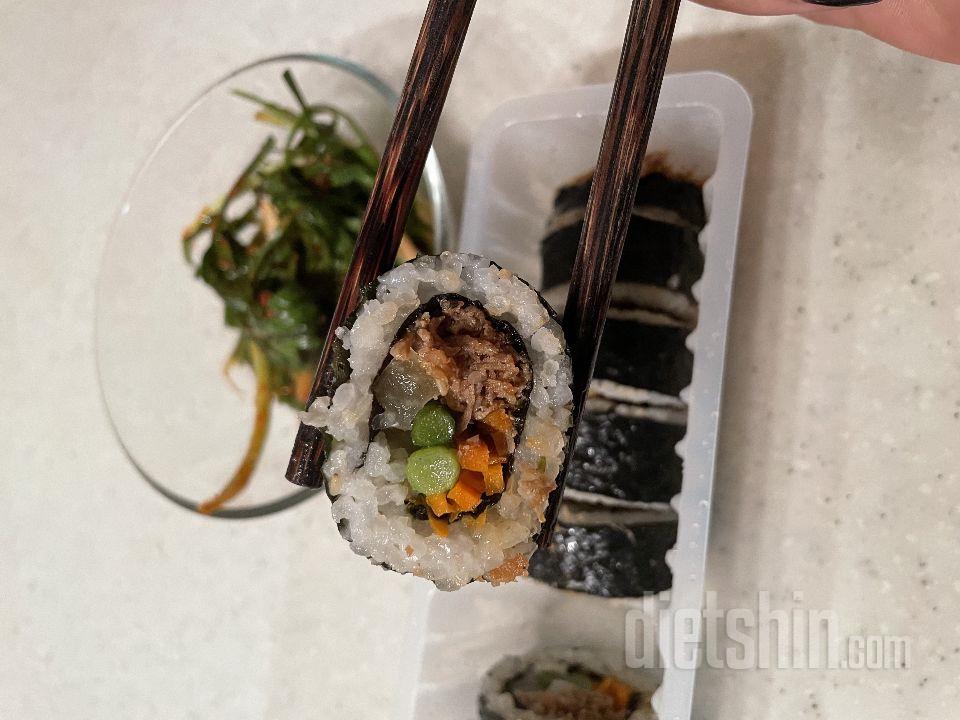 우선 불고기 김밥만 하나 꺼내서 먹어