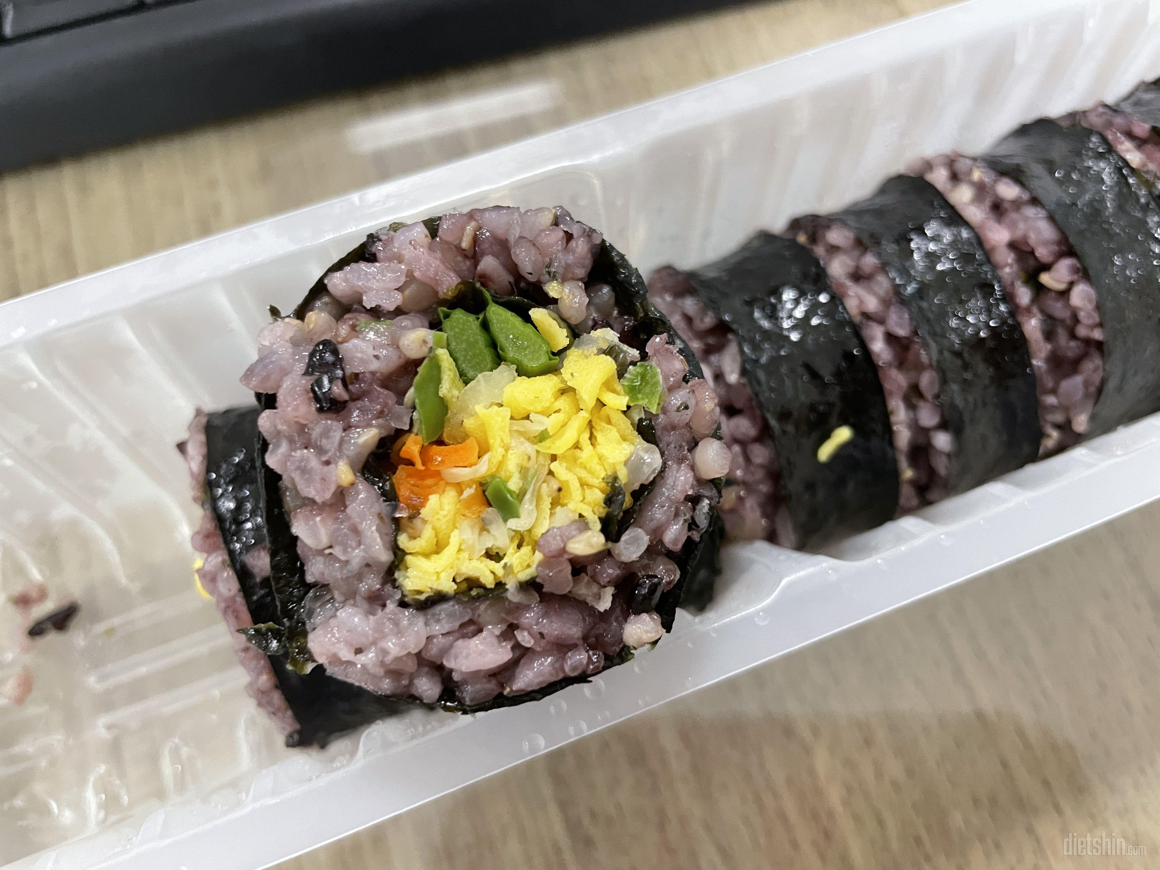 속이 좀 덜찬 김밥맛인데 맛있어요