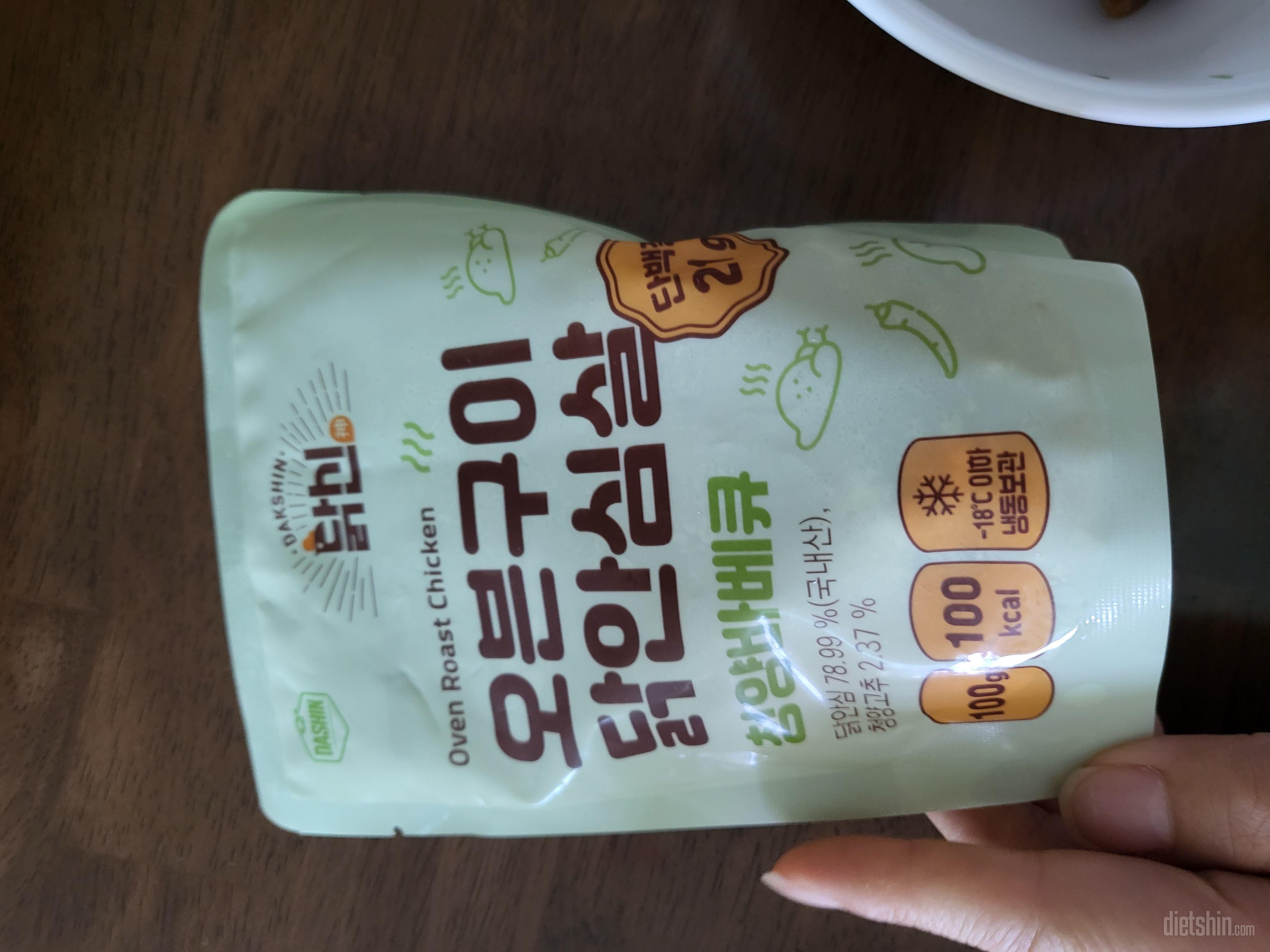 닭가슴살과는 다른맛이네요 덜질릴듯