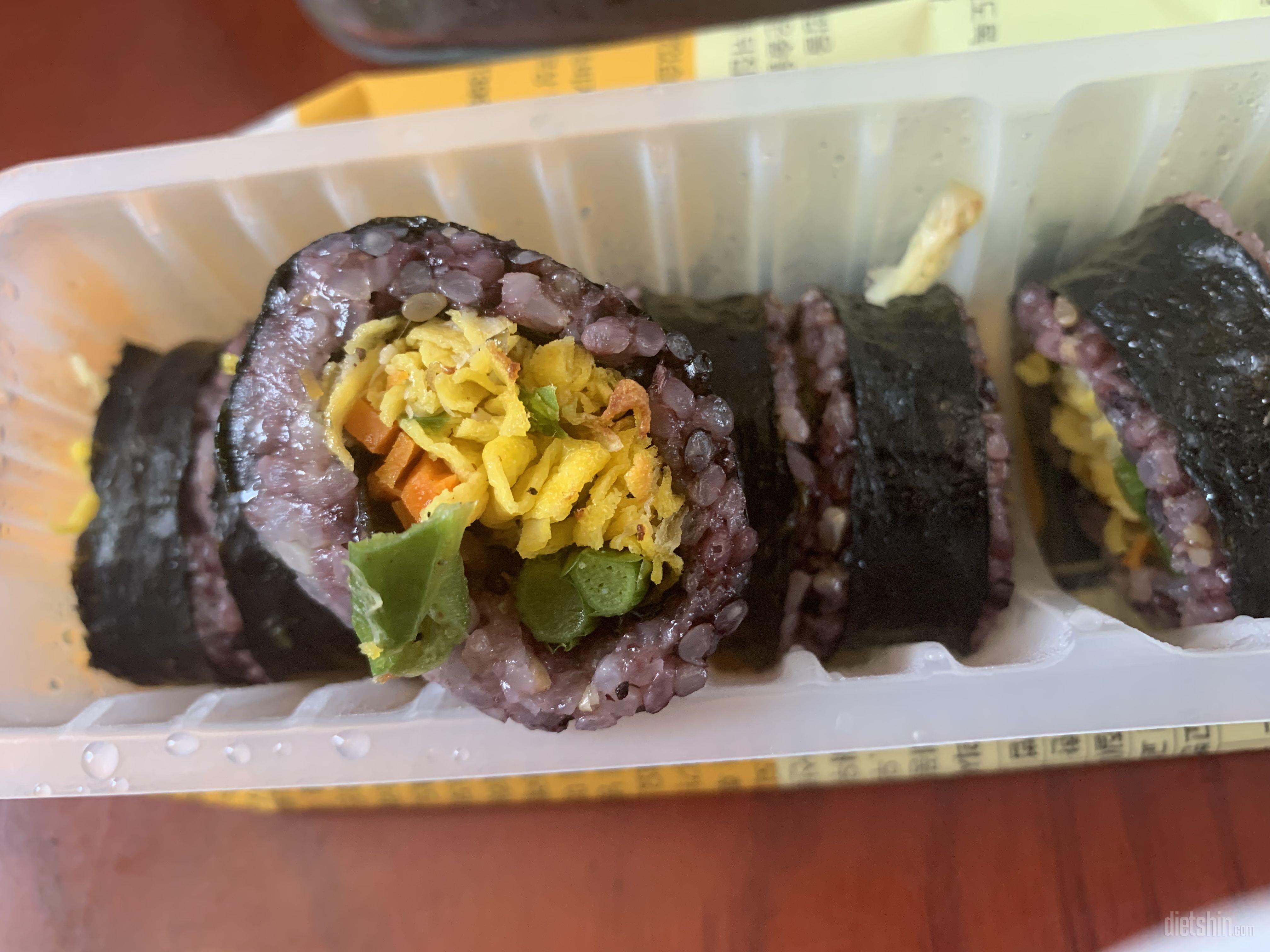 진짜 맛있어요.
점심에 김밥으로 먹