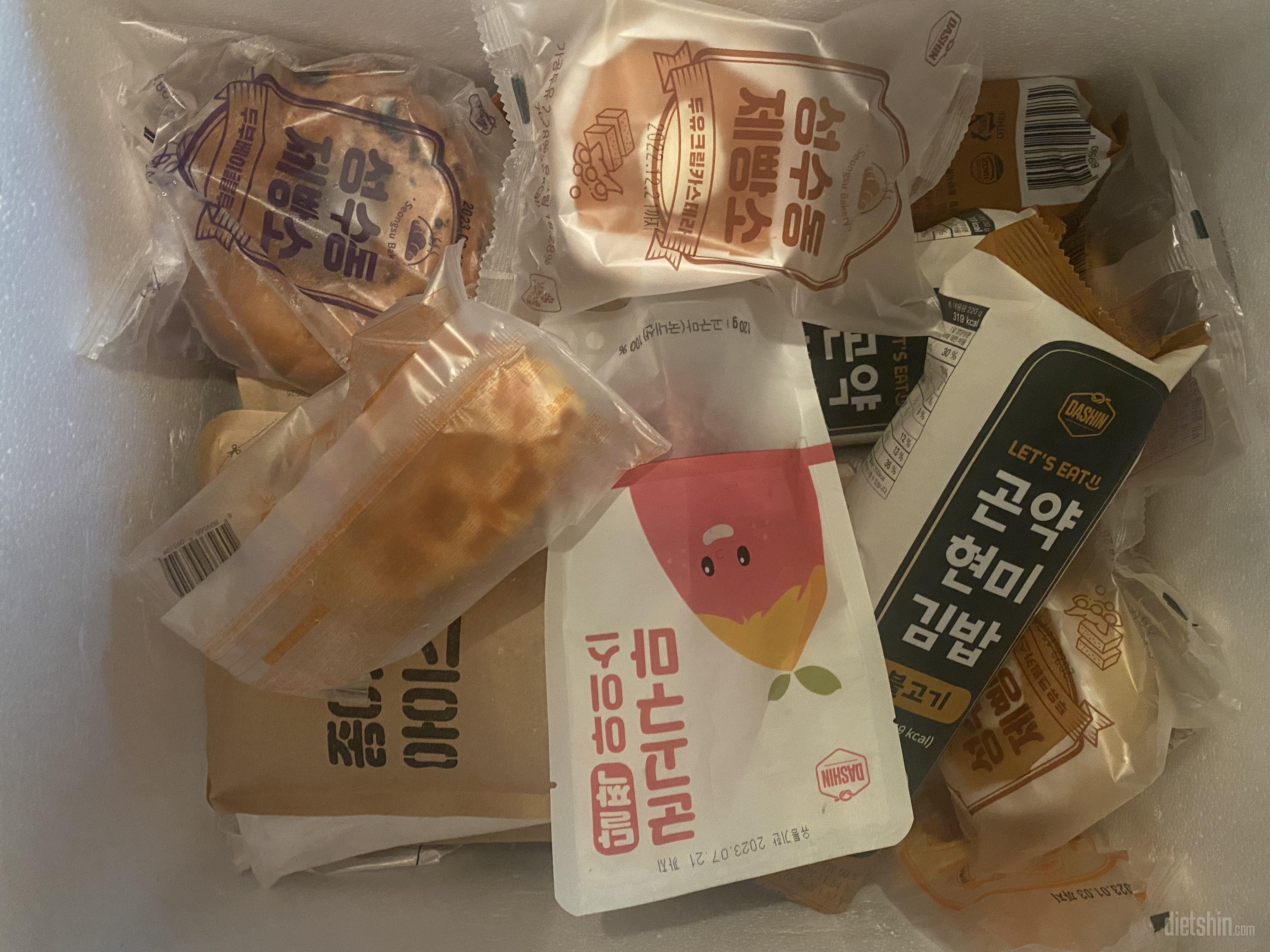 흑미계란김밥 먹고 맛있어서 시켜봤어요