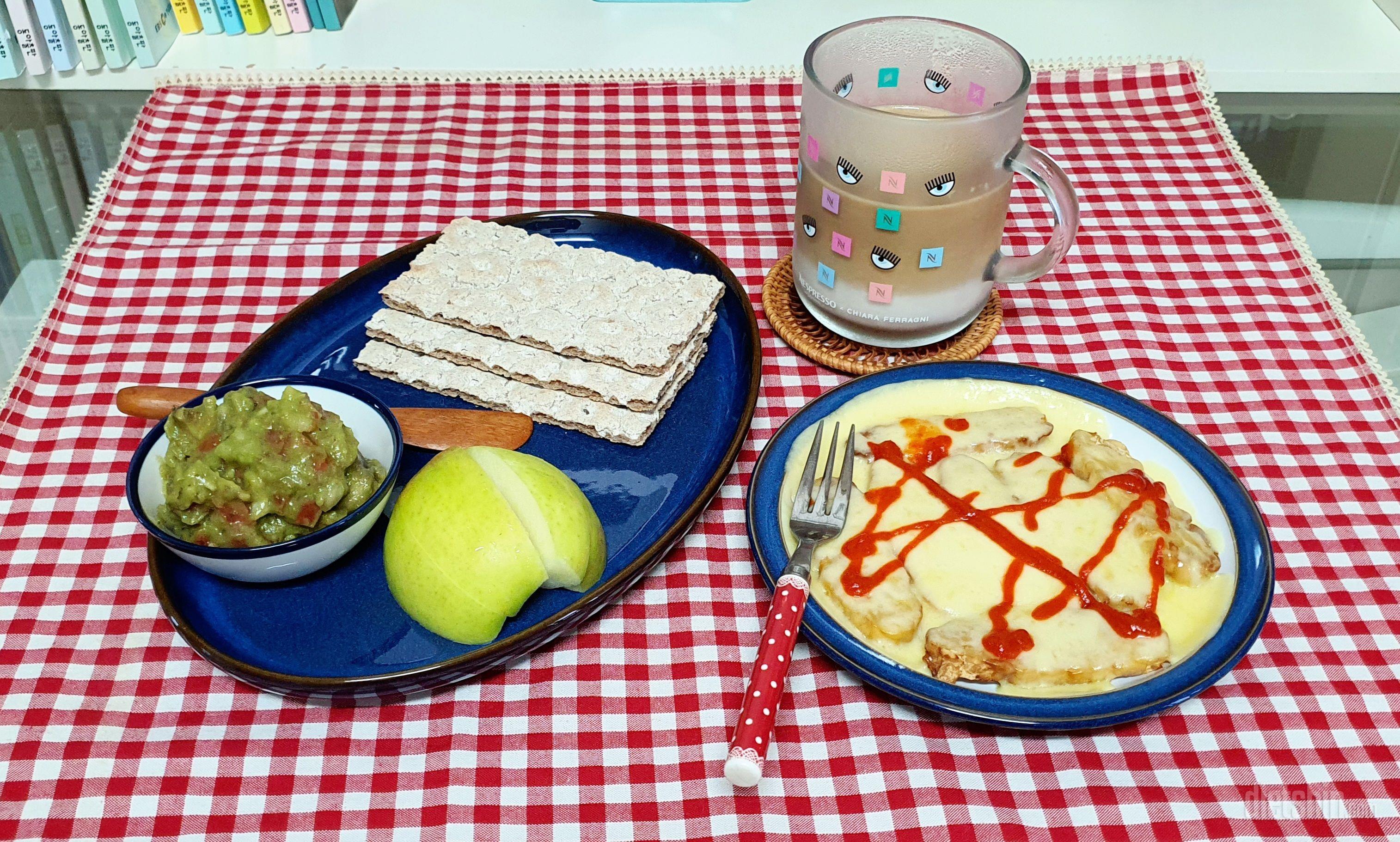 냉장고에 쟁여두는 소스예요. 쌀국수