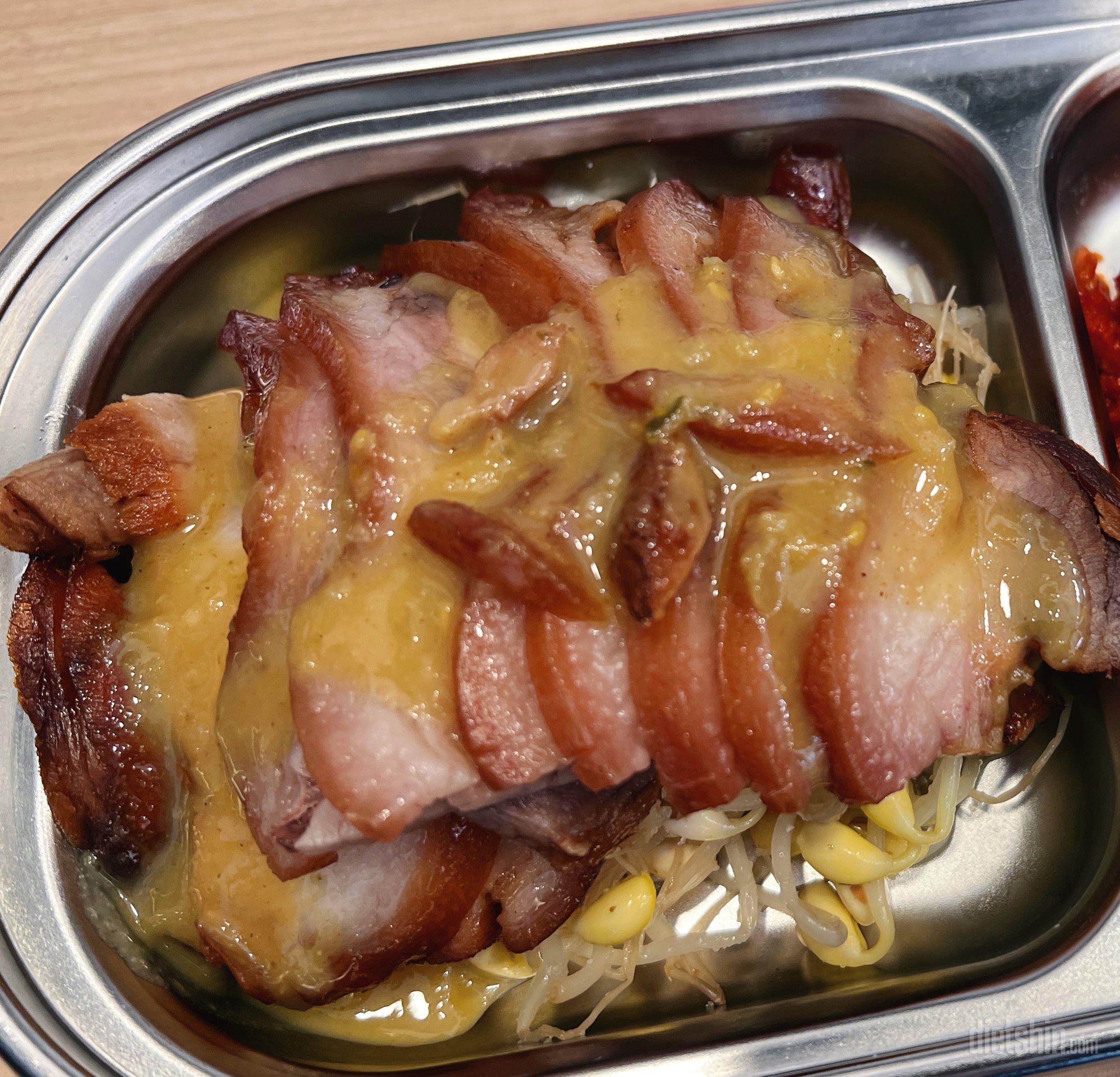 치킨은 우선 양념만 먹어봤는데
맛은