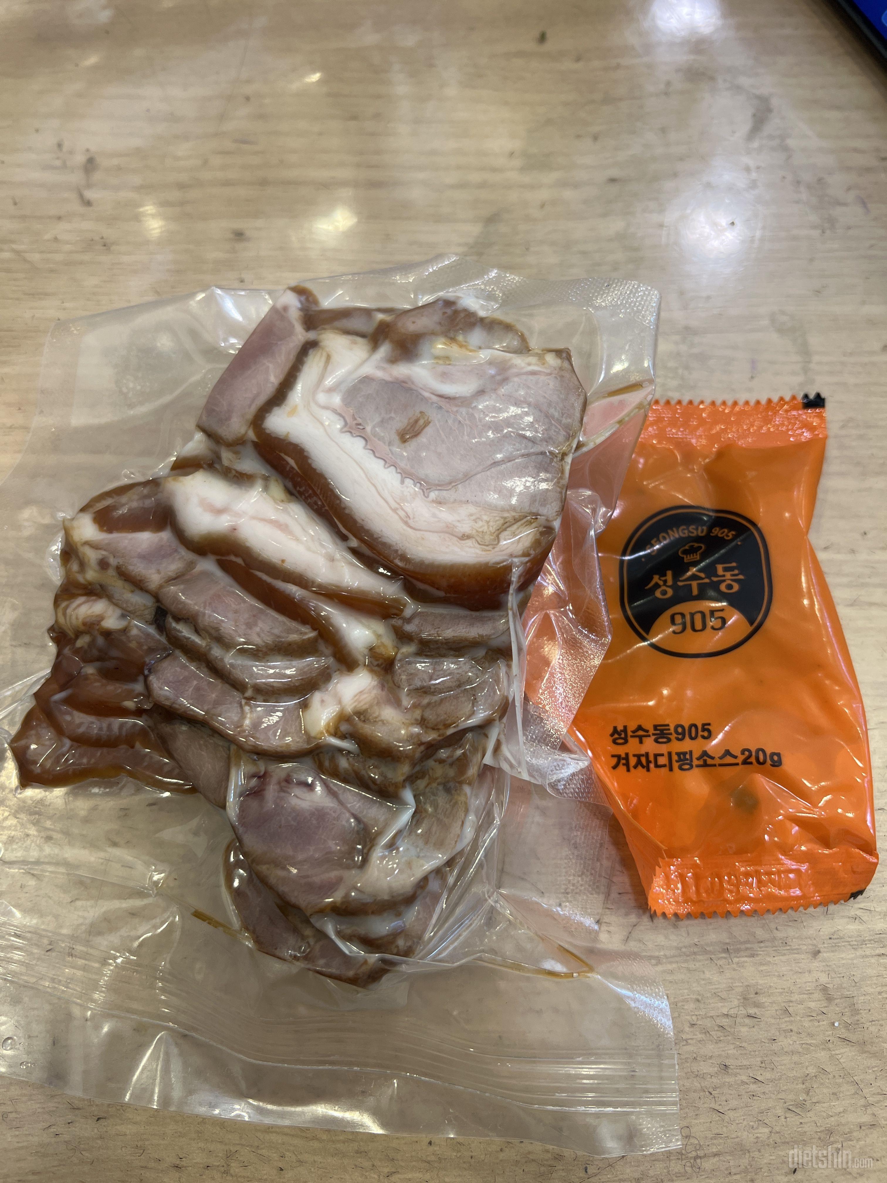 치킨은 우선 양념만 먹어봤는데
맛은