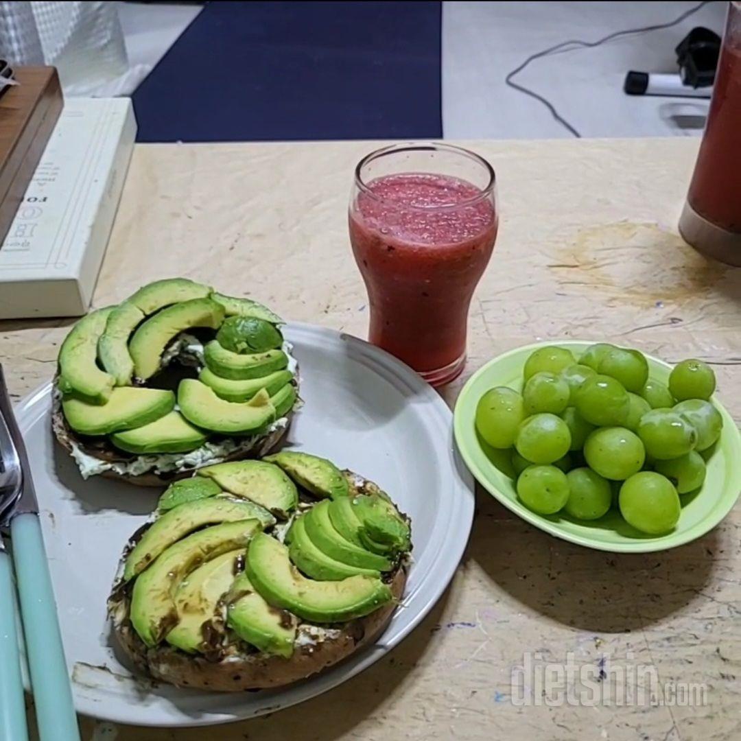 아침식사로 꿀을 바르고 요거트를 발라