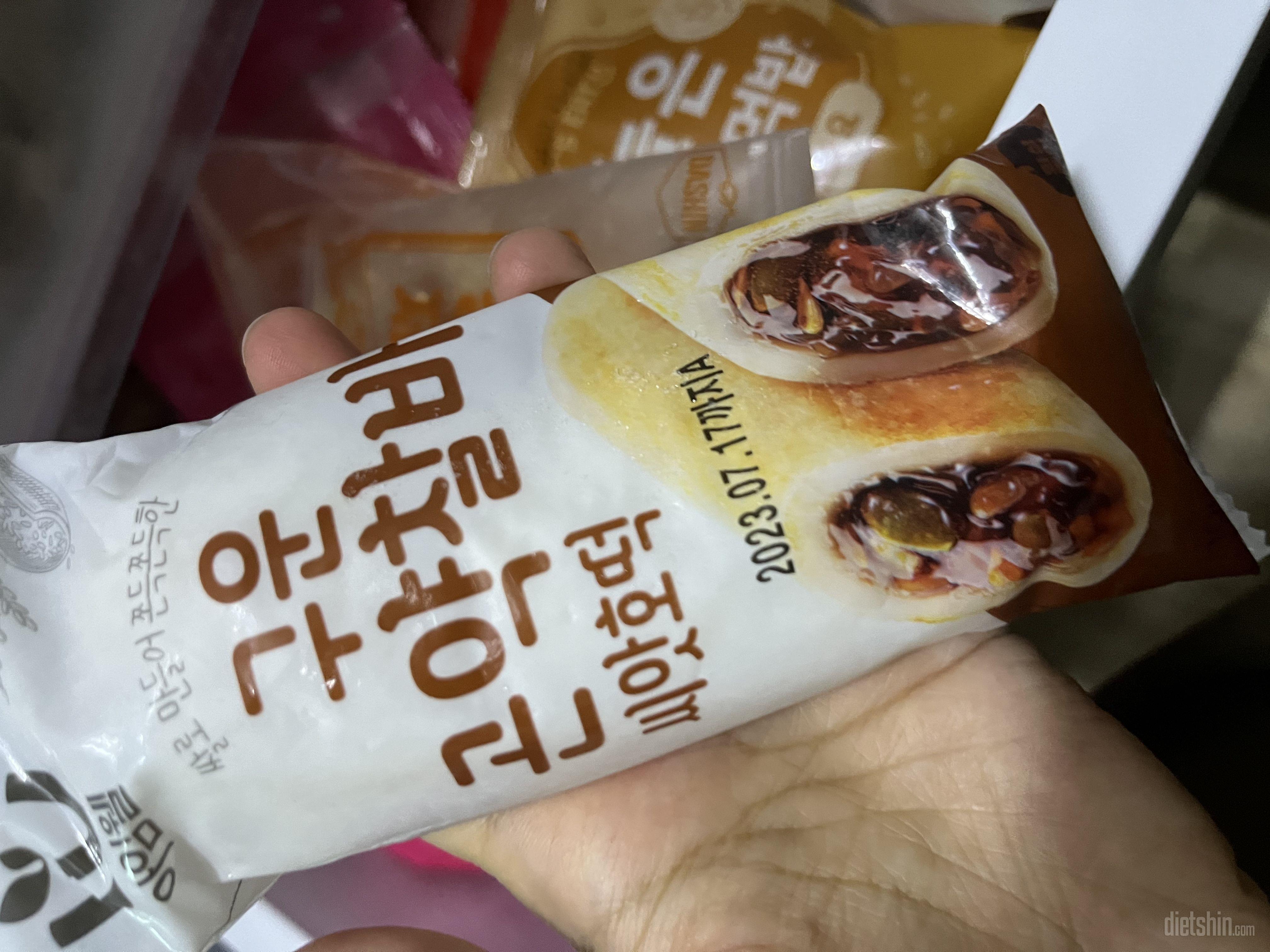 아직 안먹어봤는데 원플원 해서 사봤어