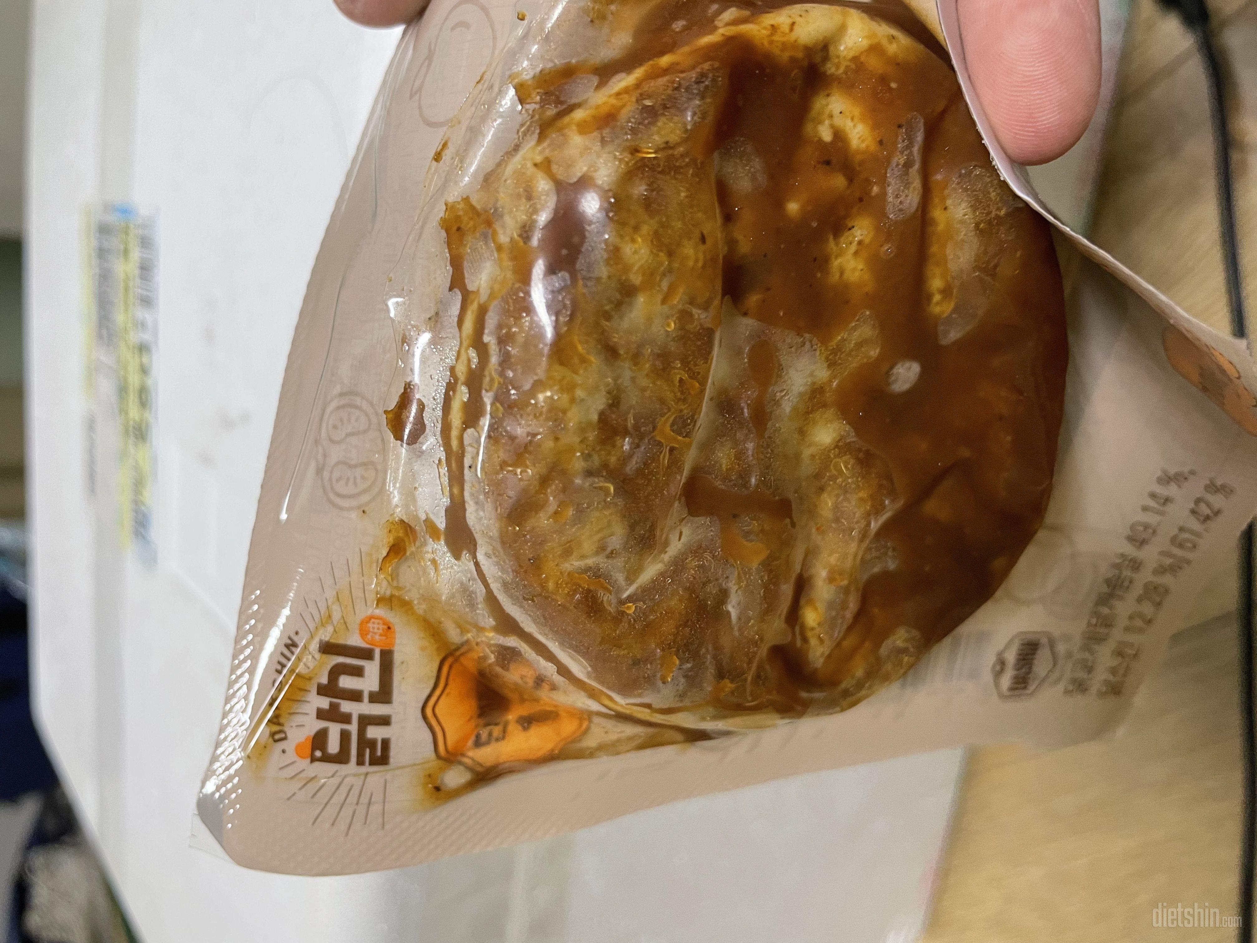 맛은 있는데 하나가 상품이 뜯겨서 왔
