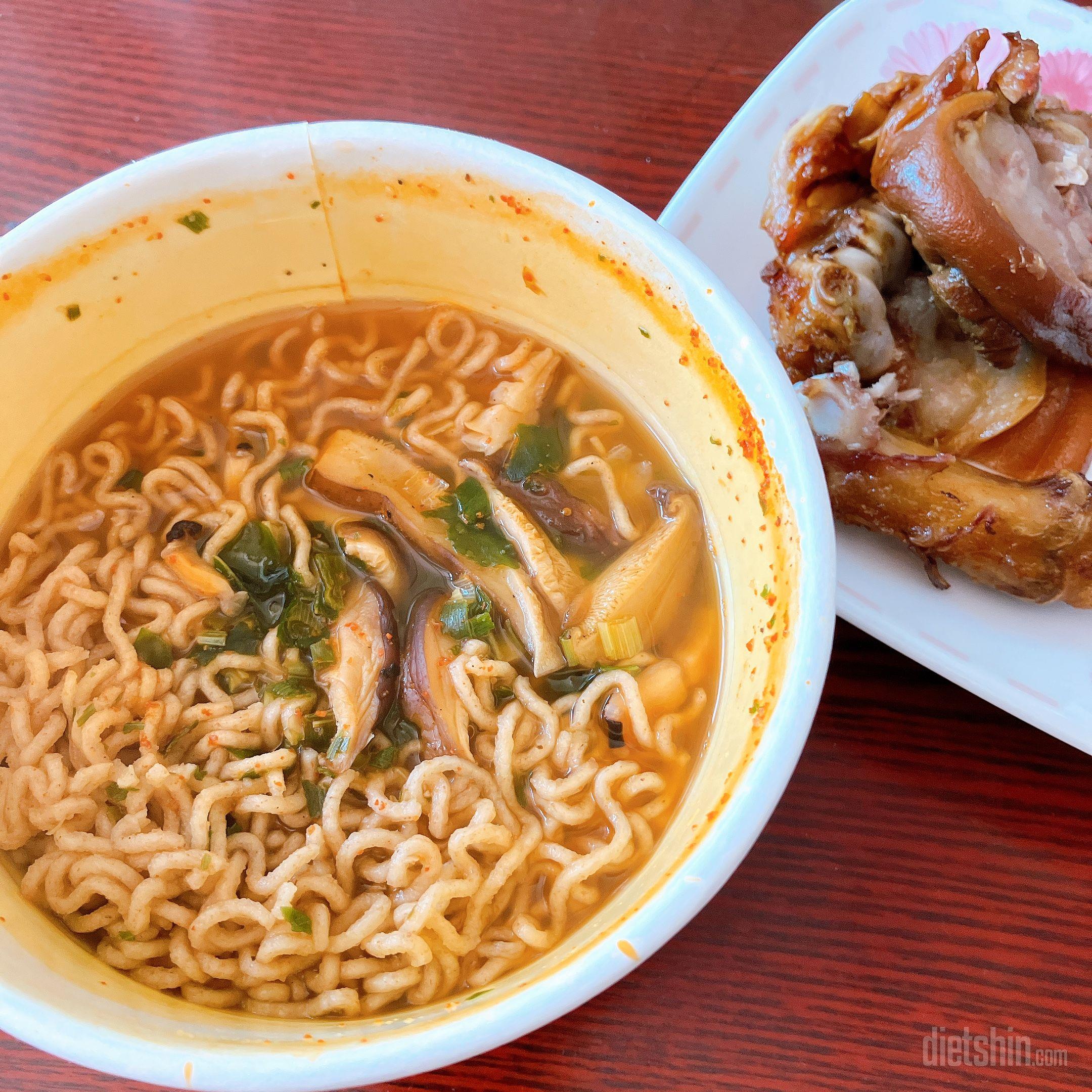 면이 특이해요 쫄깃하기보단 건강한 맛