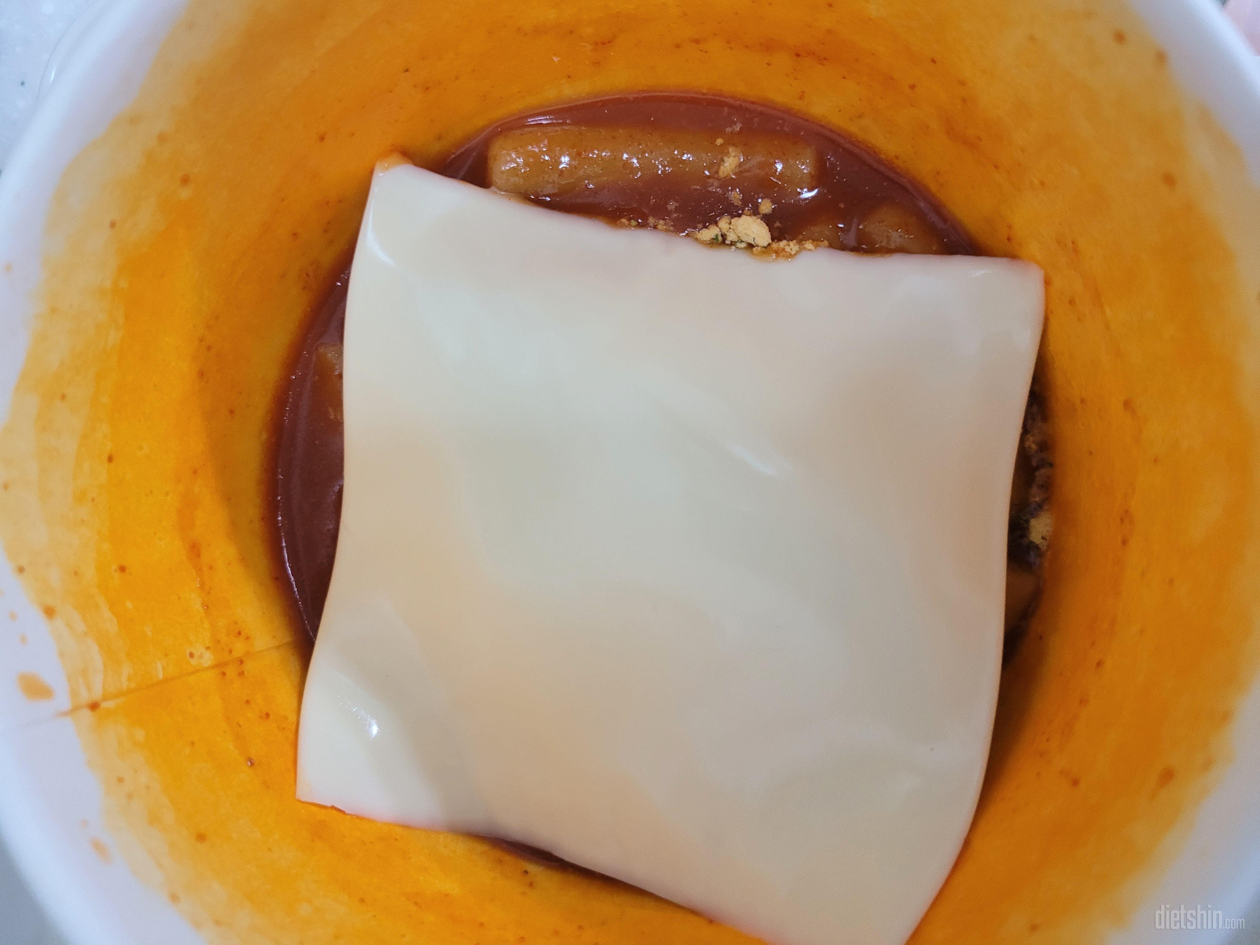 매운떡볶이 먹고있는데 불닭? 정도 매