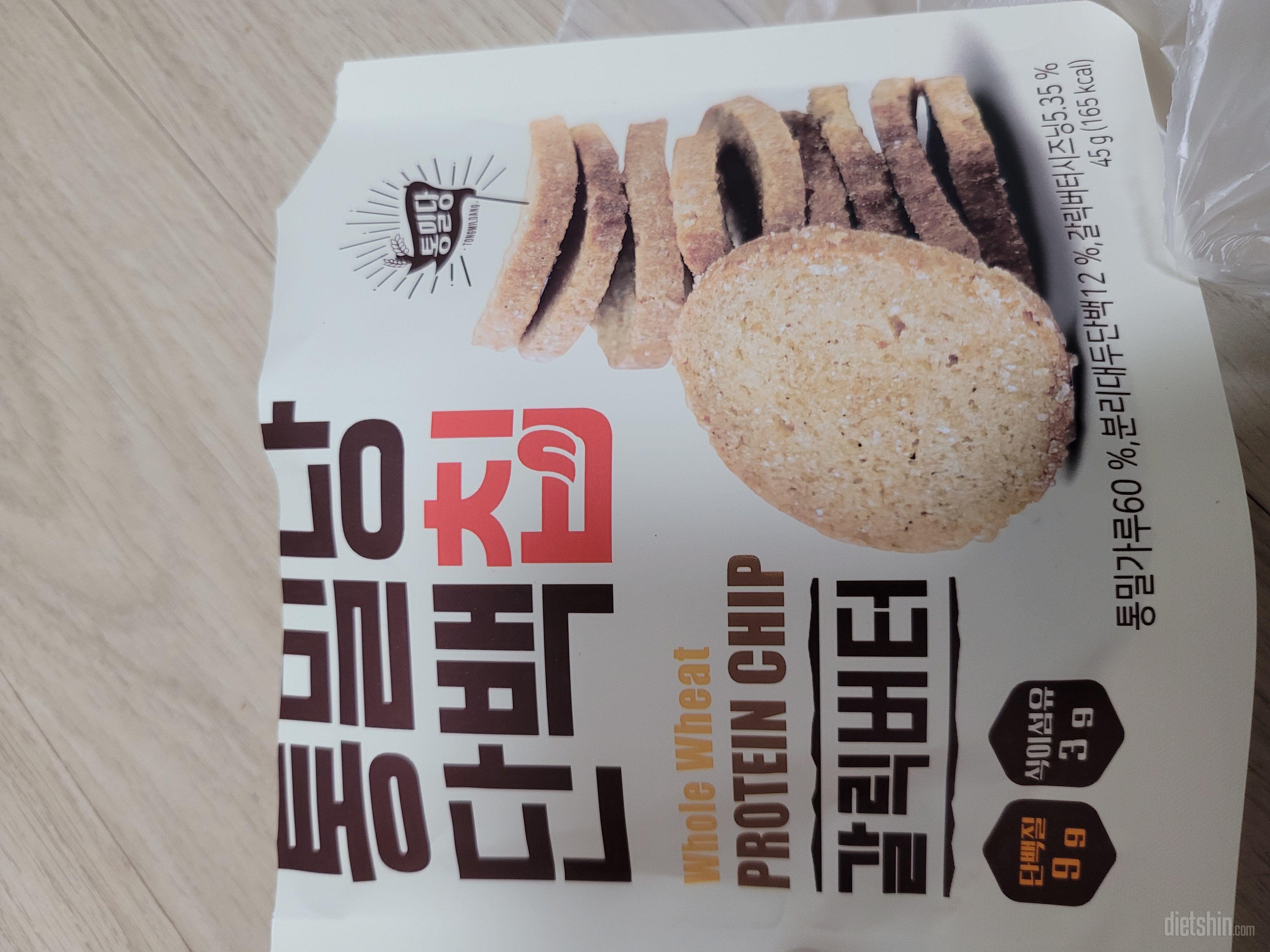 딱딱하긴한데 씹는걸 좋아하는 저는 너