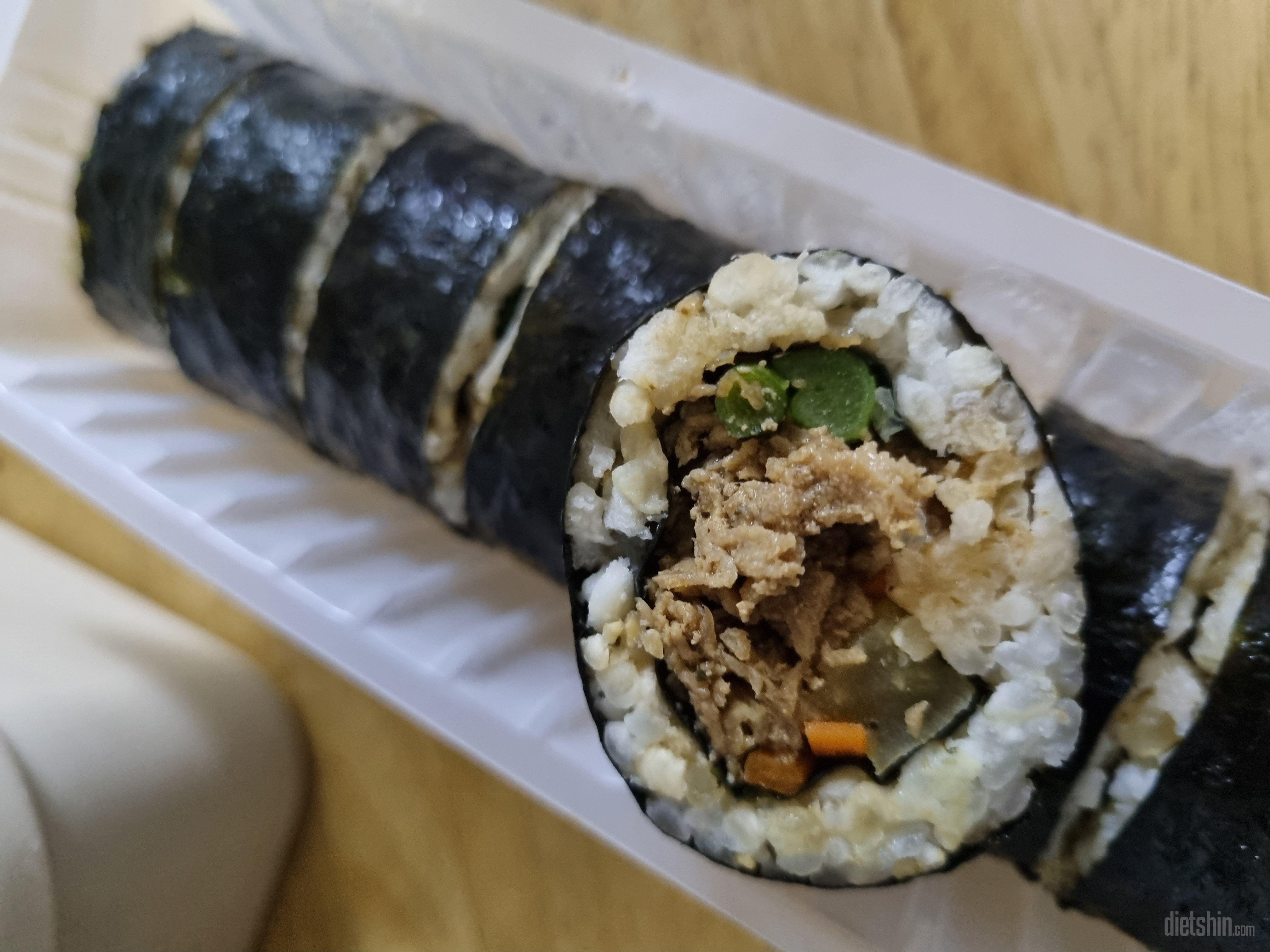 맛나요기냥 김밥같아요
근데 비싸다;;