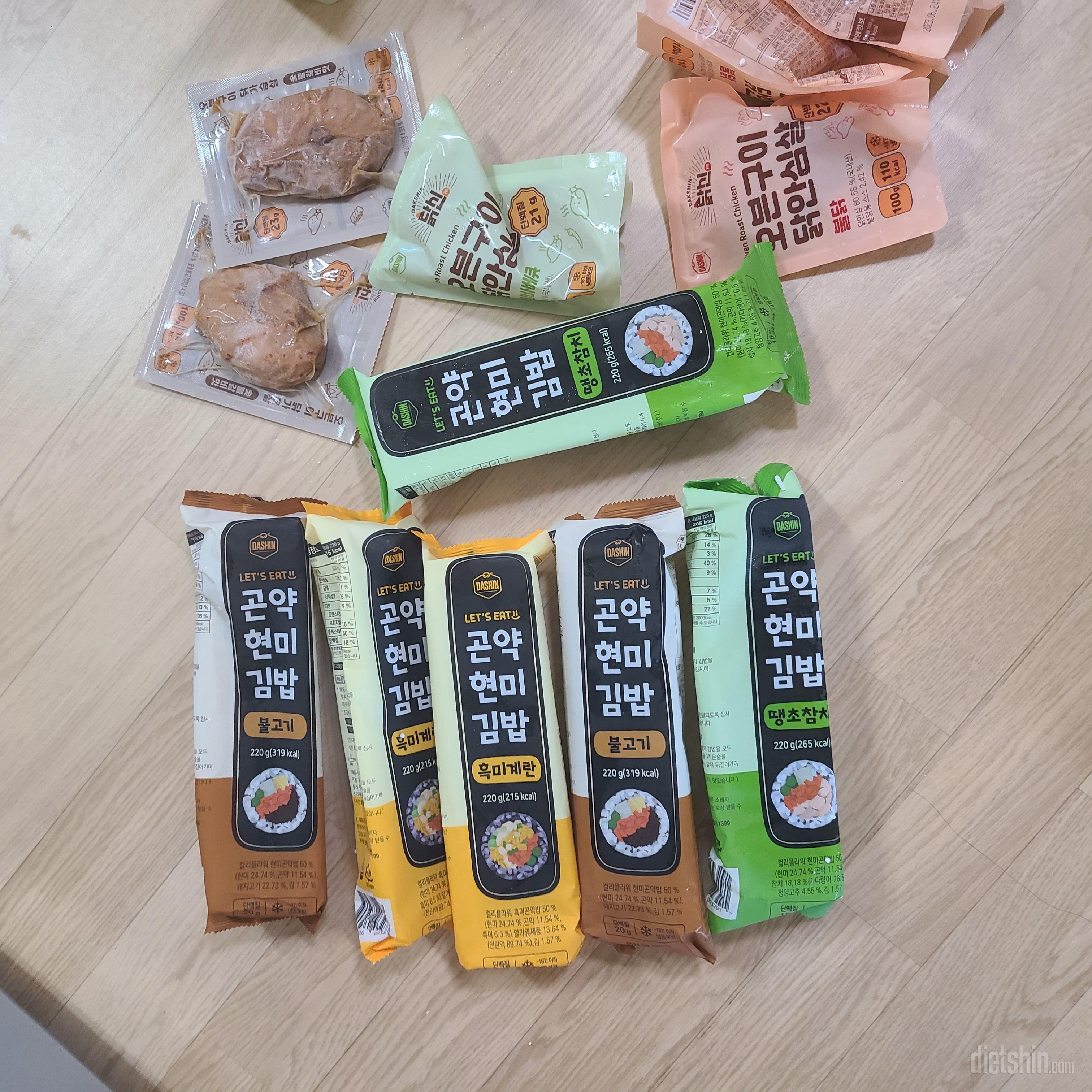 냉동김밥이라서 그냥 먹을만해요
칼로