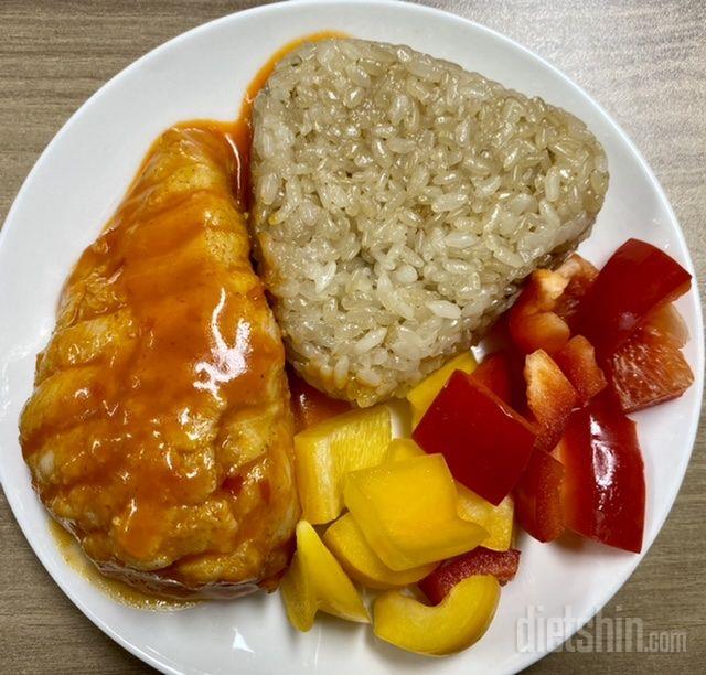 삼각김밥 보다 더 맛있게 잘 먹고 있