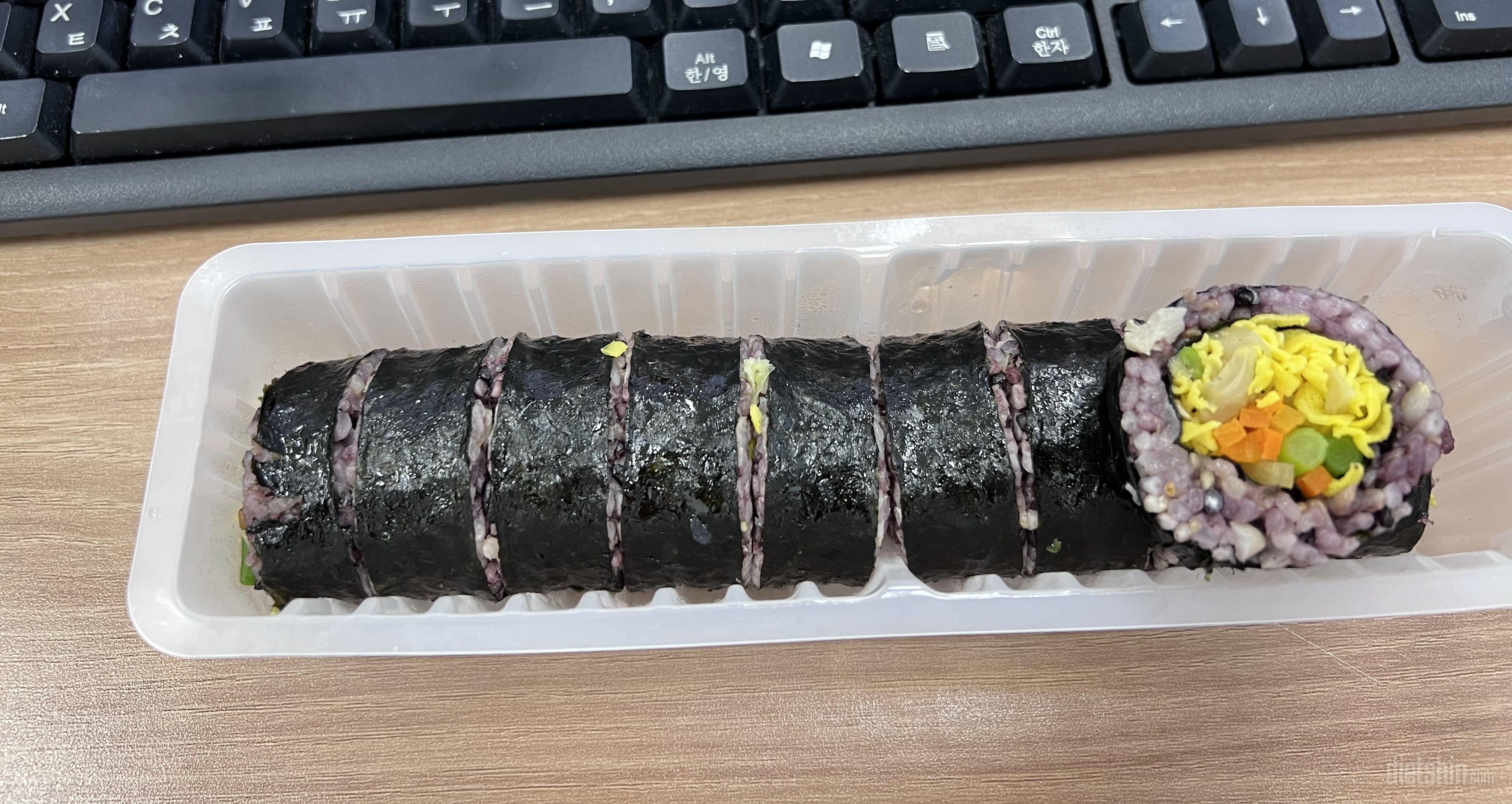 김밥 진짜 맛있네요 
도시락먹다가