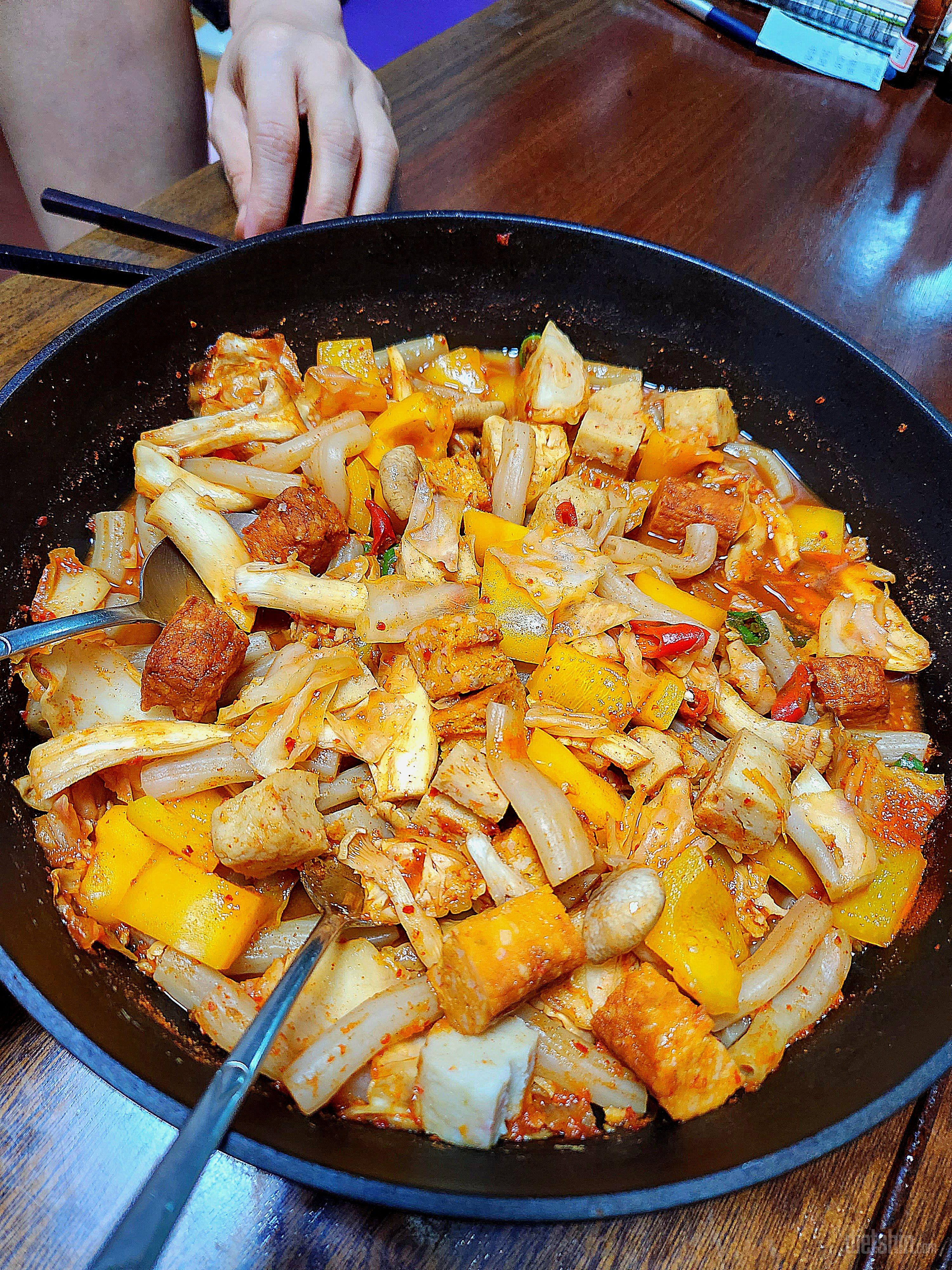 그냥진짜 어묵맛! 
곤약떡볶이 만들