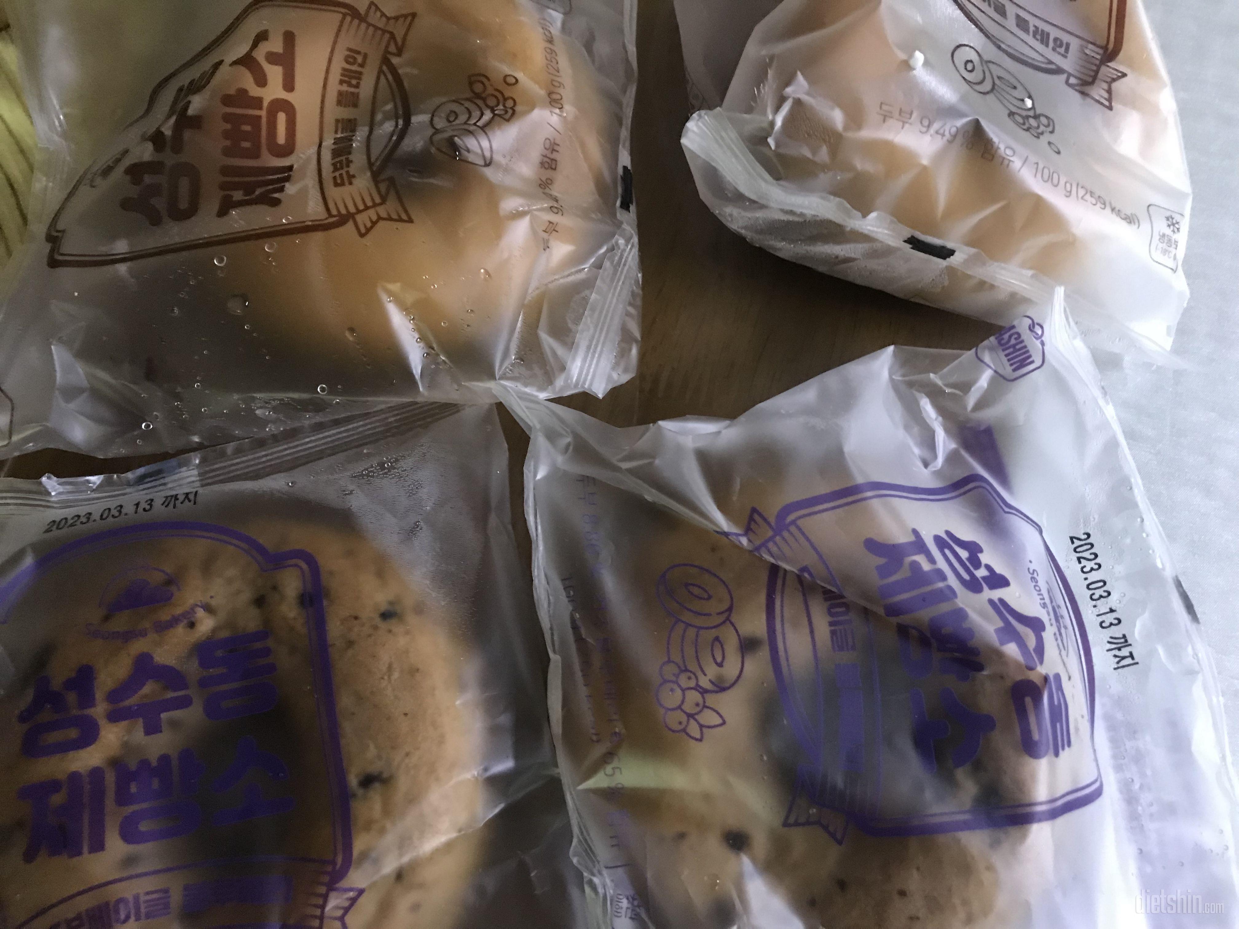 크림치즈를 선물 받아서 베이글에 발라