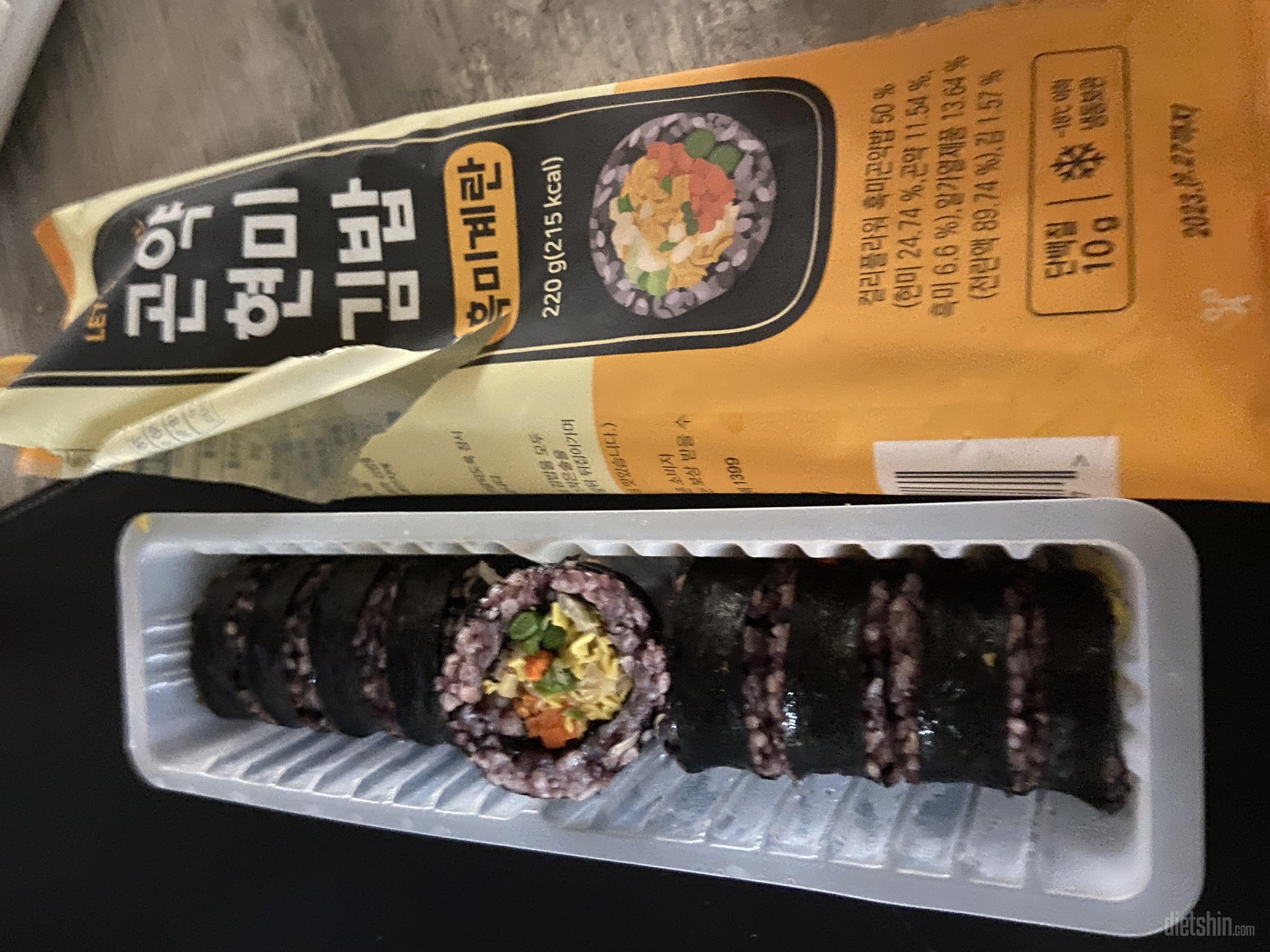 냉동김밥은 처음 먹어봤어요.
그냥