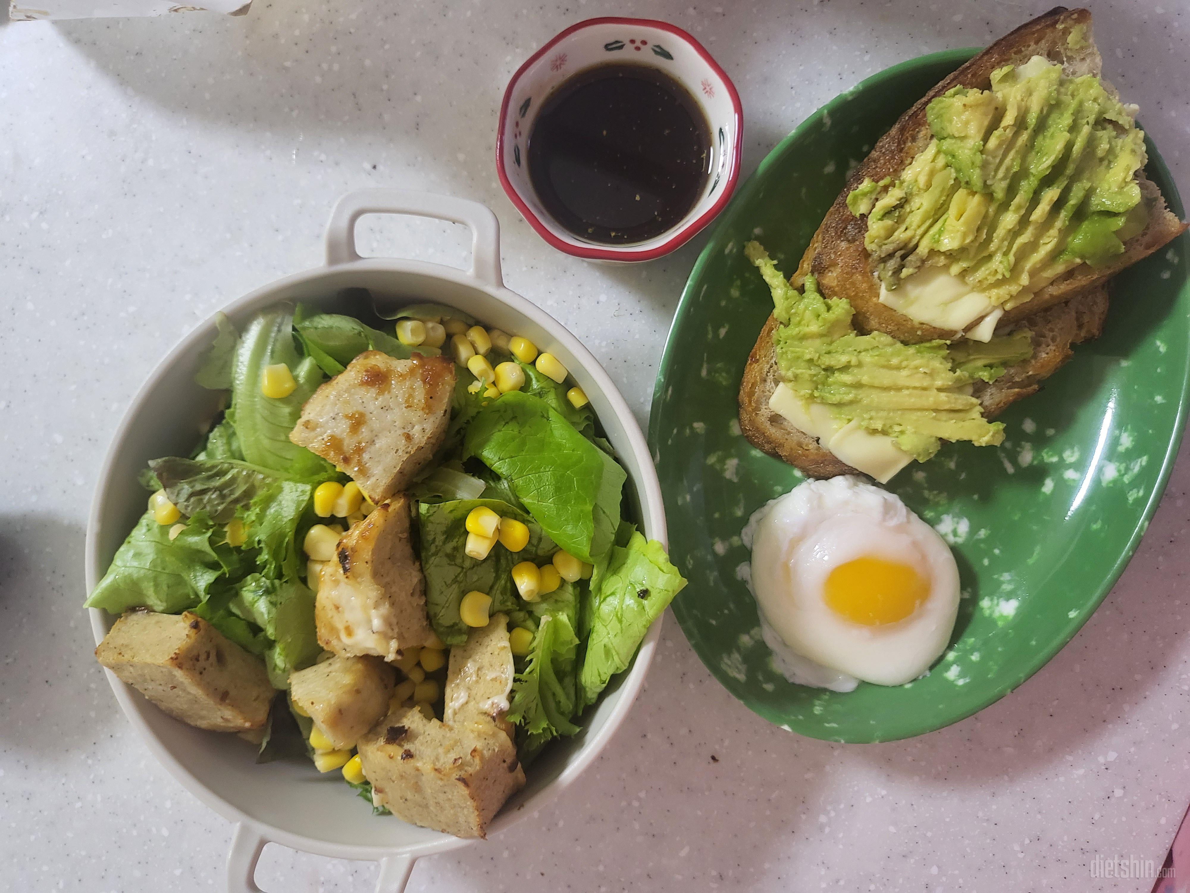 맛있어서 계속 먹게되요 ㅎㅎ 촉촉 합