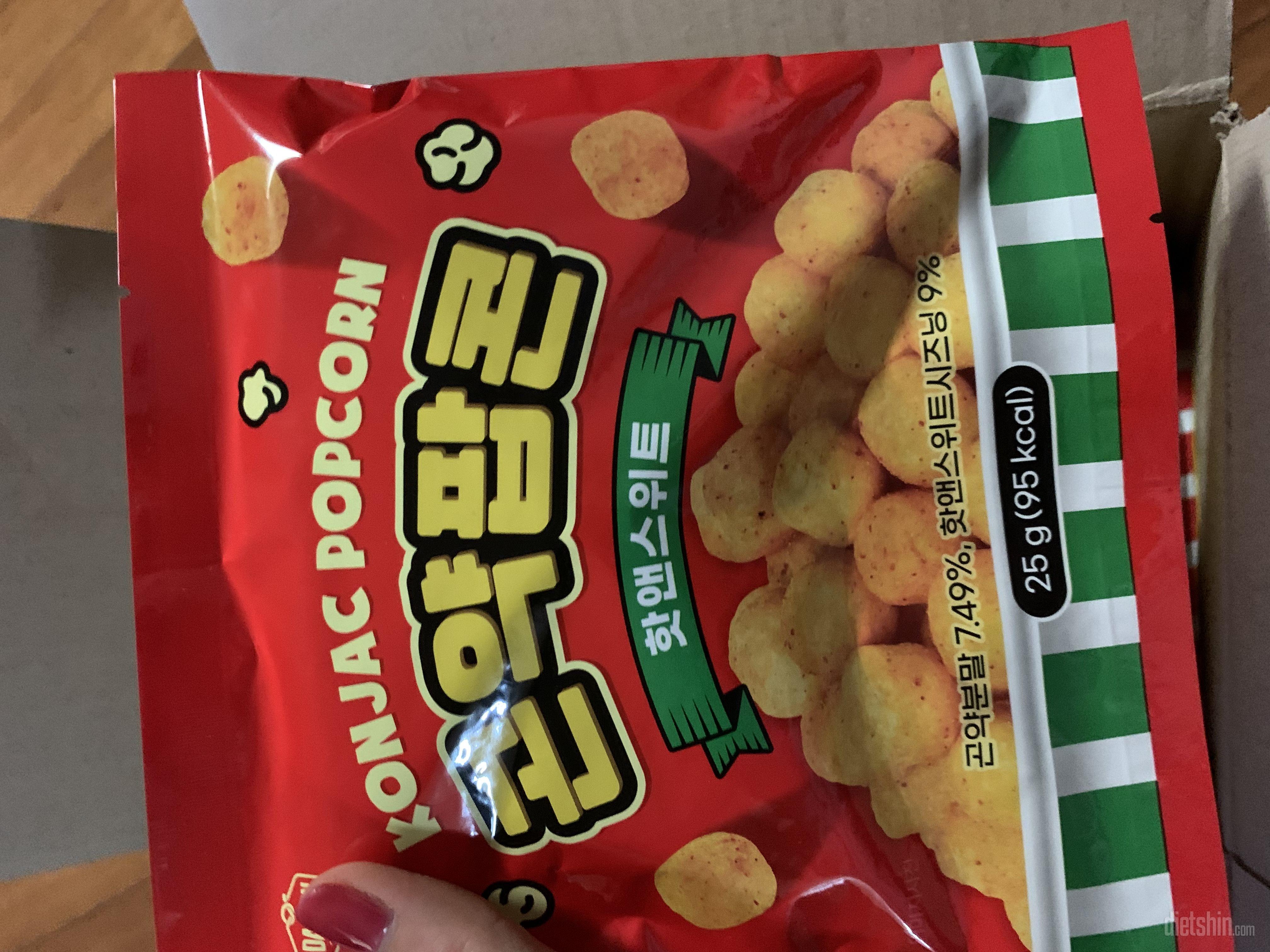 아직 맛은 안봣는데 
속세 과자 땡
