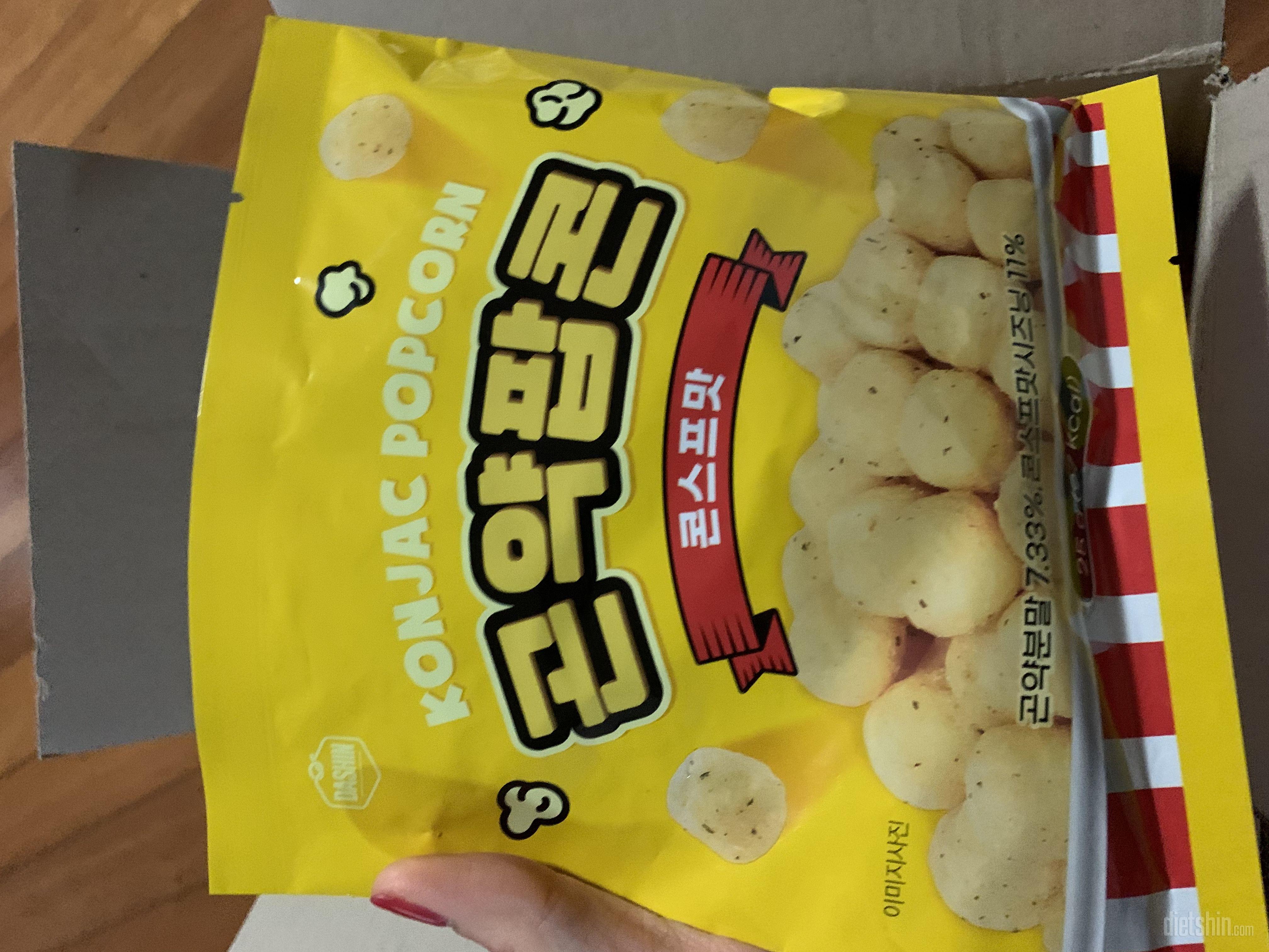아직 맛은 안봣는데 
속세 과자 땡
