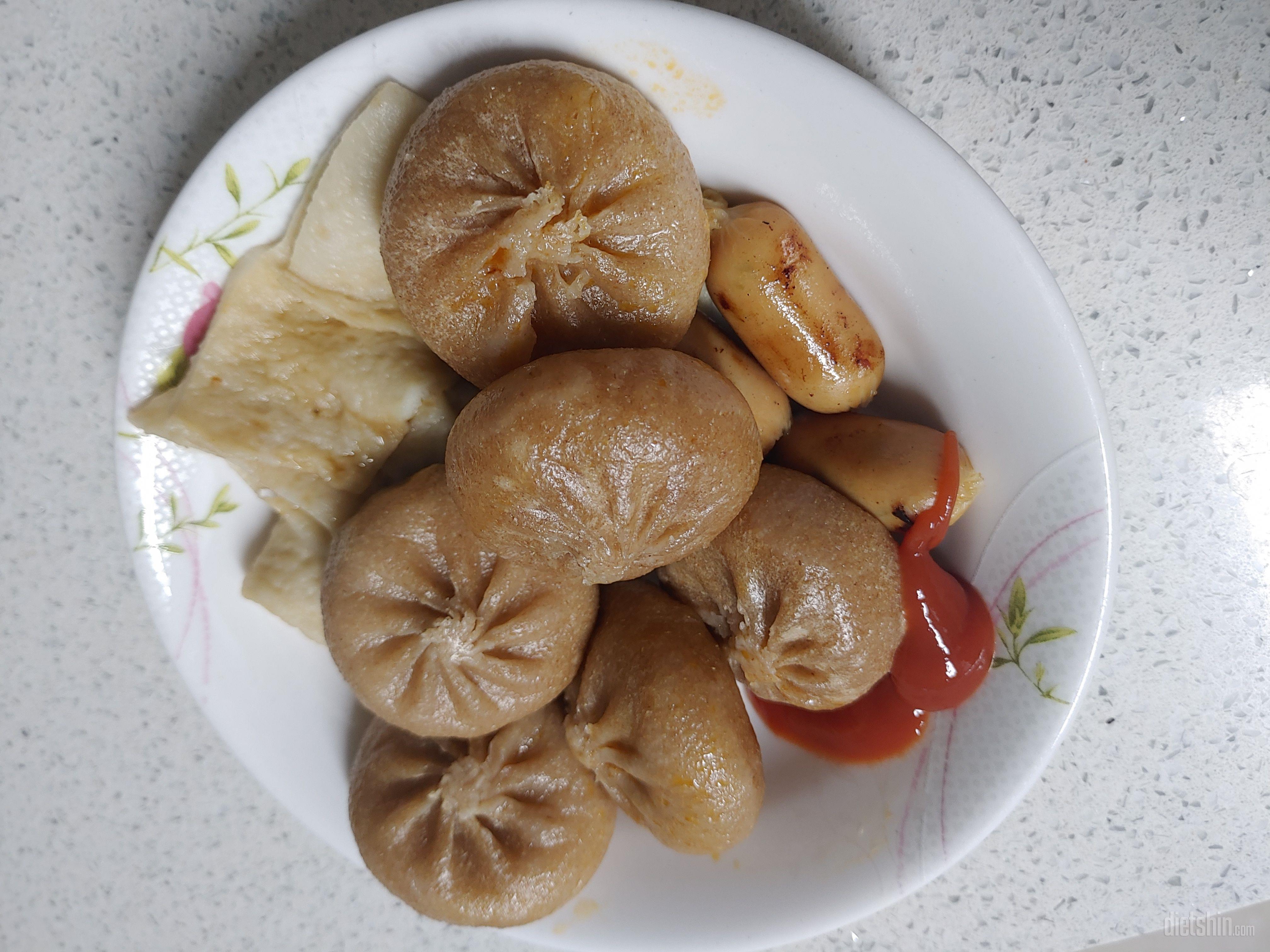 김치가 매콤하고 맛있어요