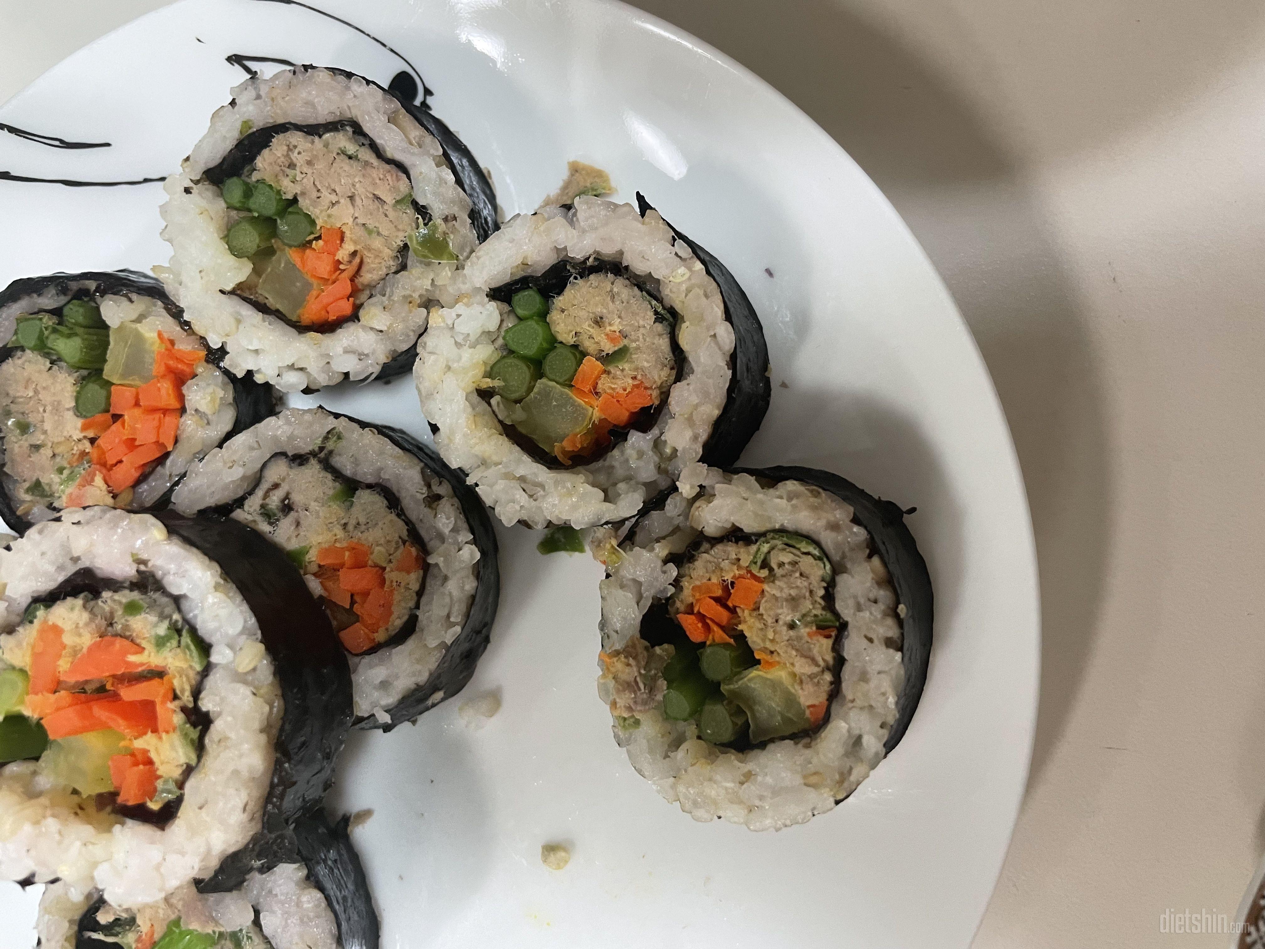 생각보다 김밥도 크고 맛있어요! 참치