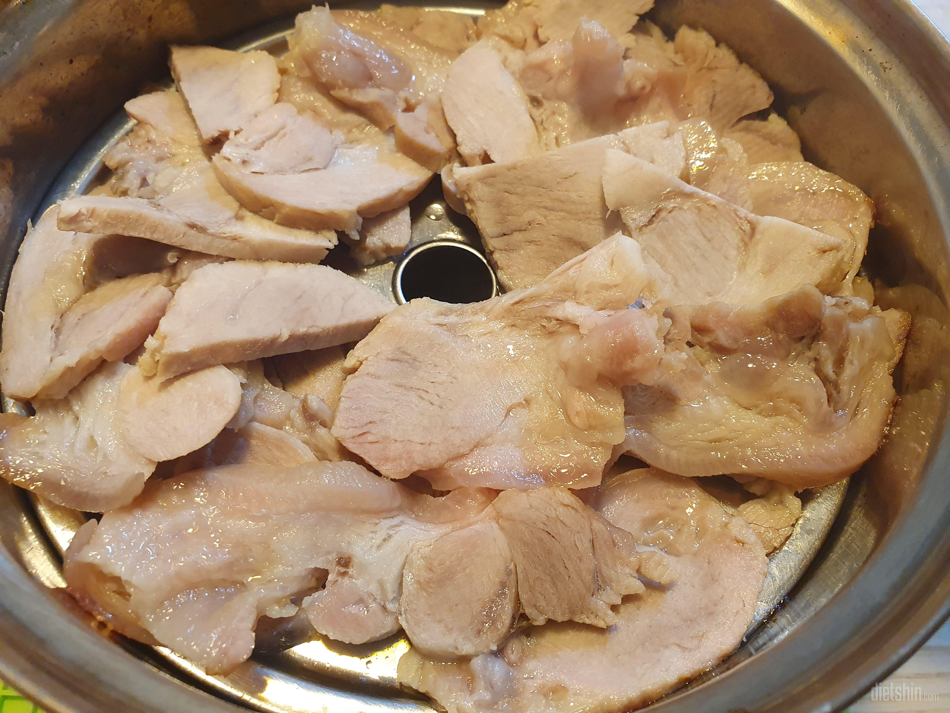 찜기에 살짝 쪄먹으니 보들보들 넘 맛