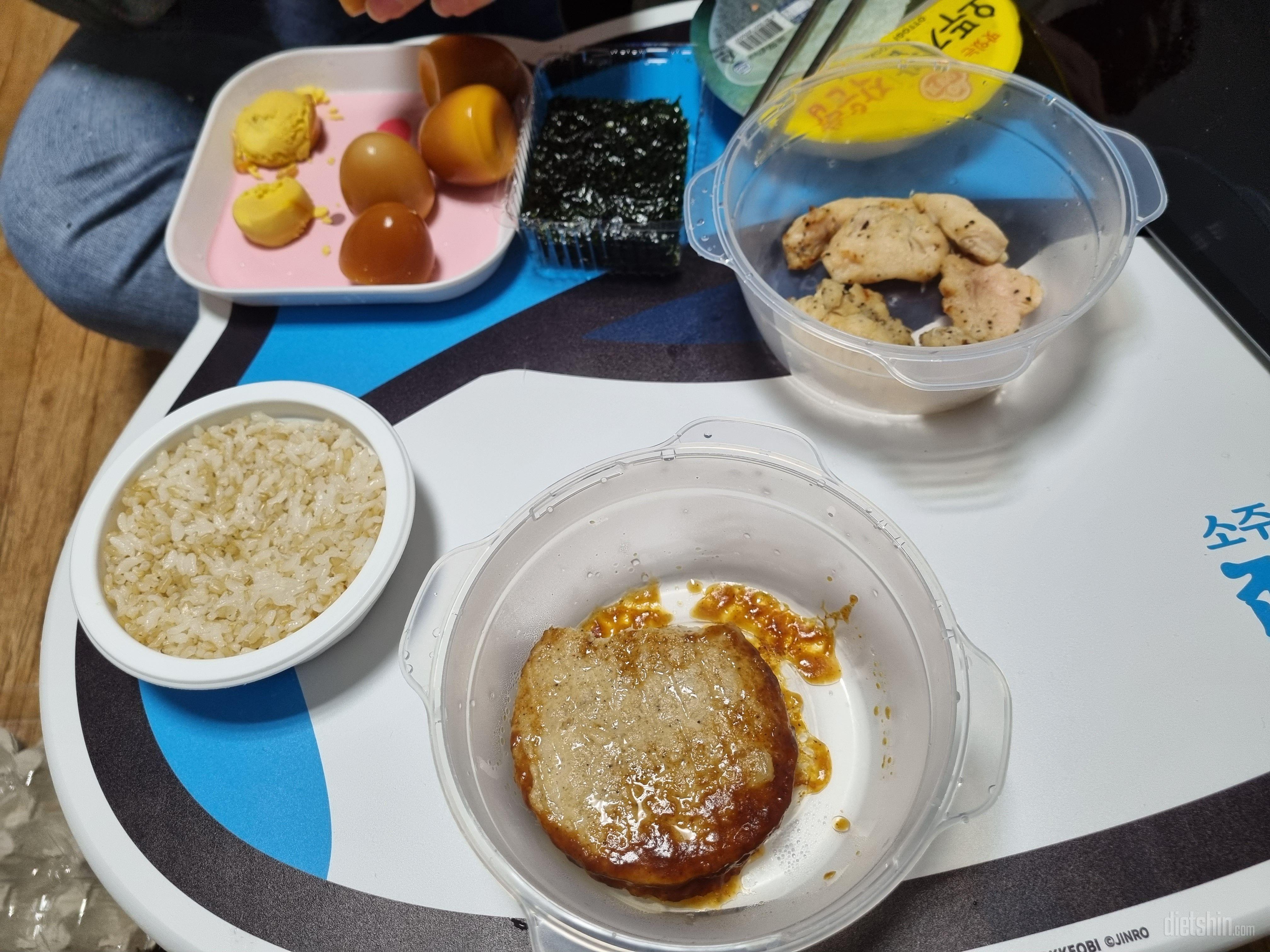 너무 맛있게 먹고있어용