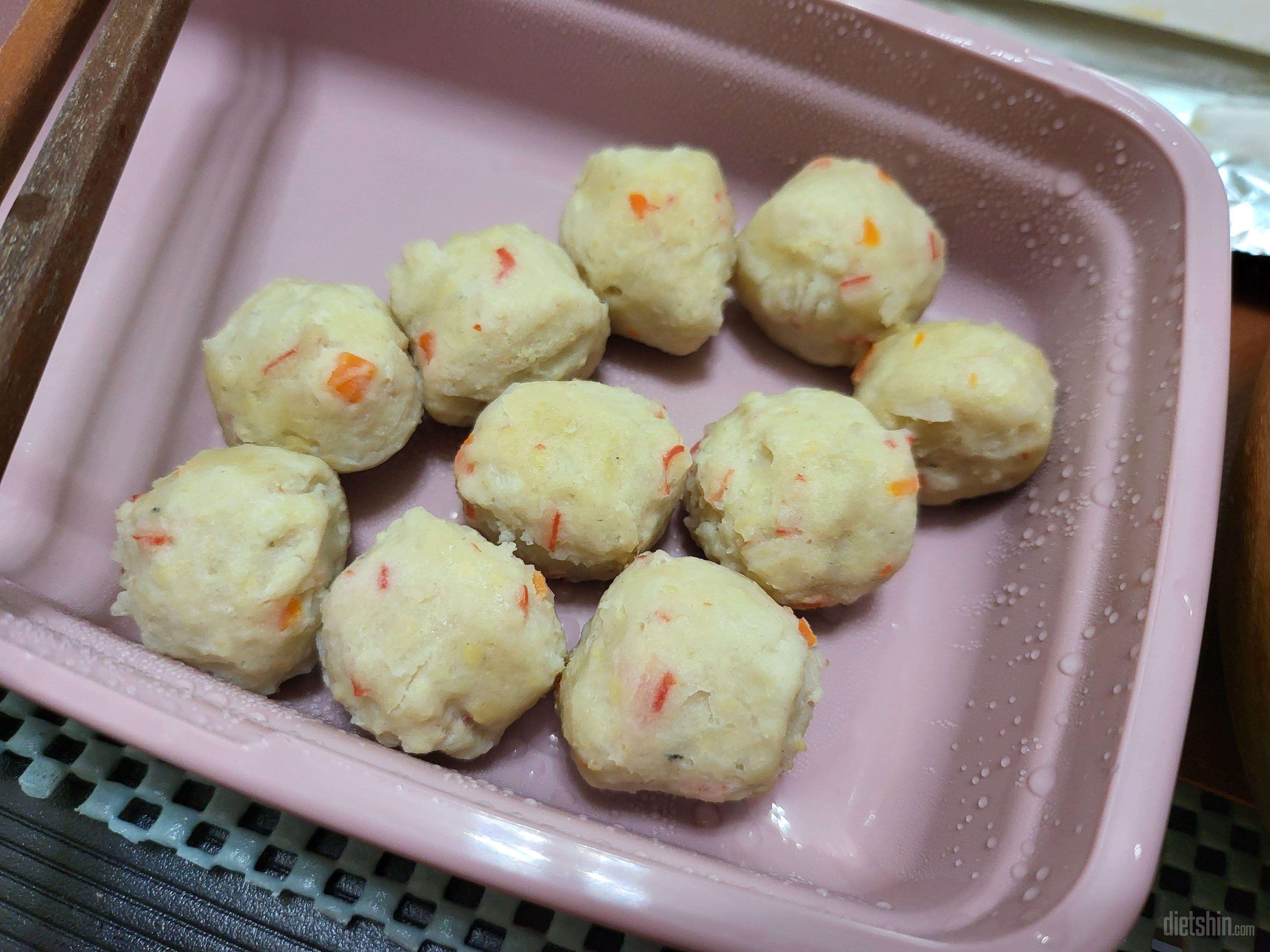 두부맛이강하고
나쁘지않음

재구