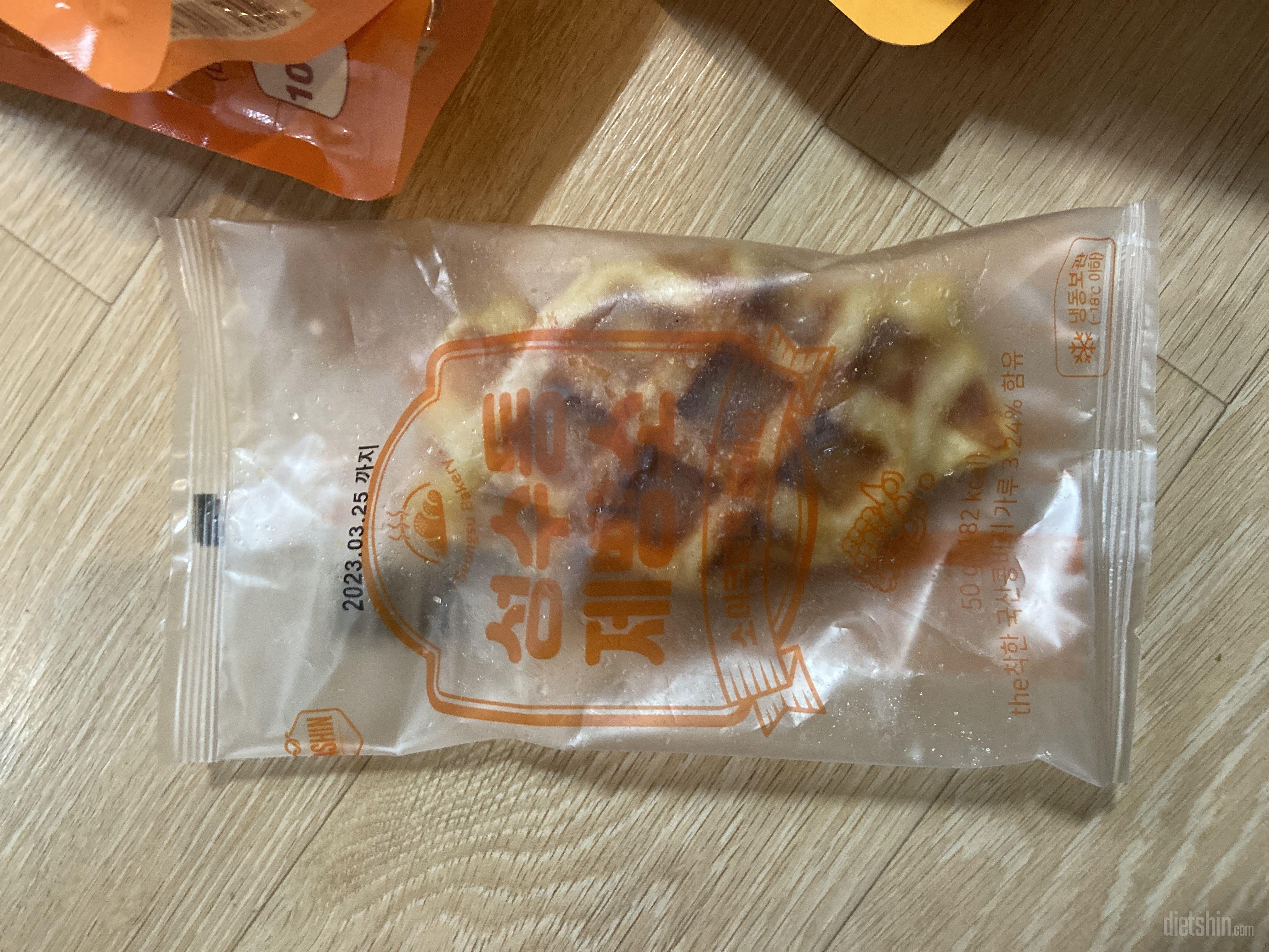 랜덤박스는  와플하나 왔습니다