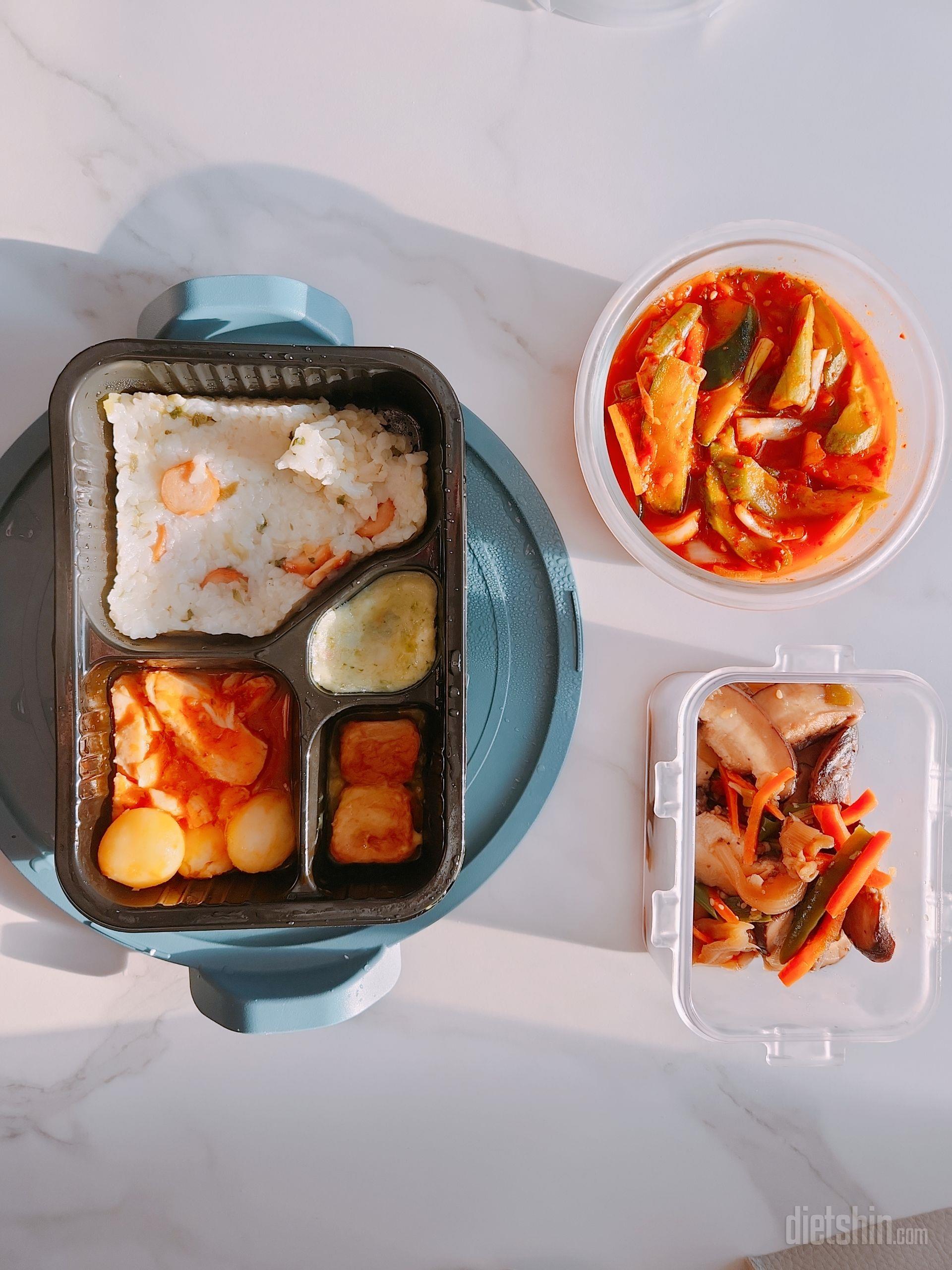 안먹어봤던 곤약 밥상이 왔네요
바로