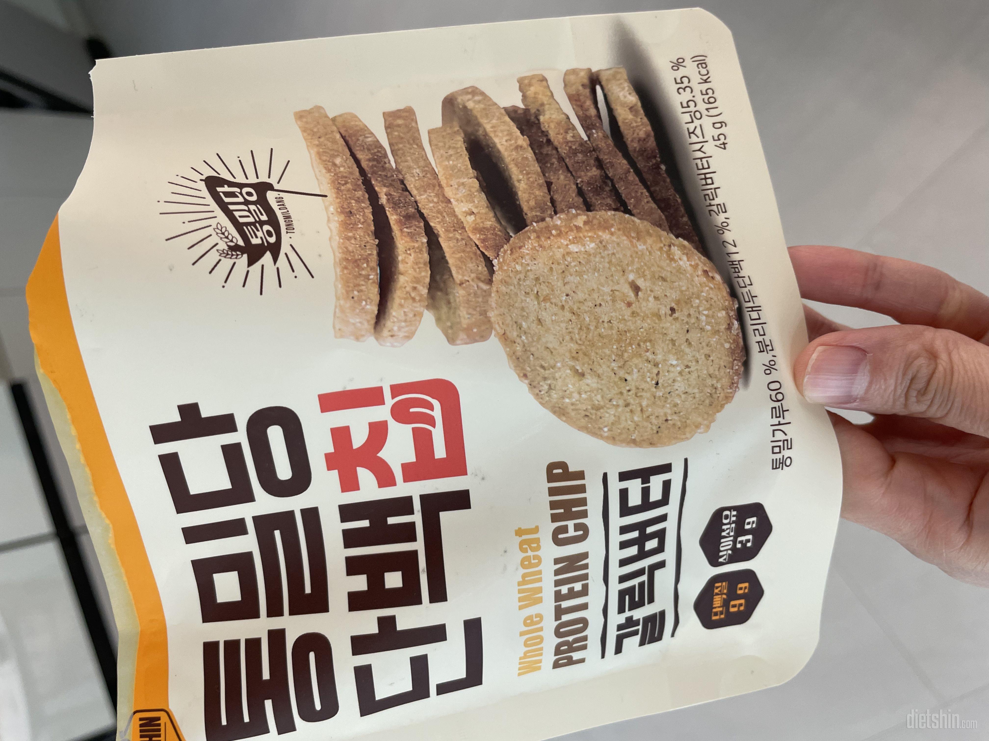 통밀당 단백칩이 나왔네요
처음 먹어