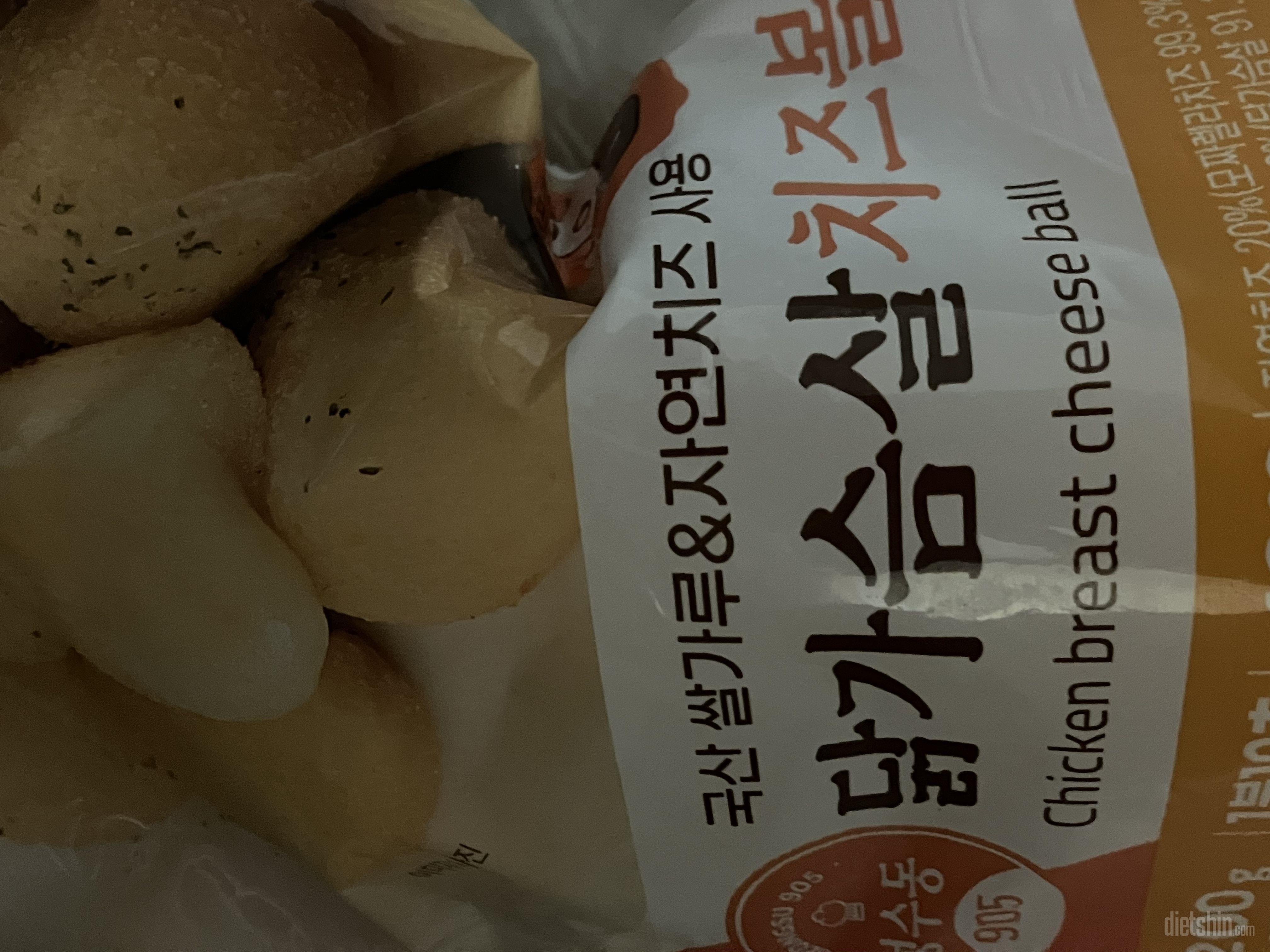 치즈볼 뿌린치킨 맛있어요