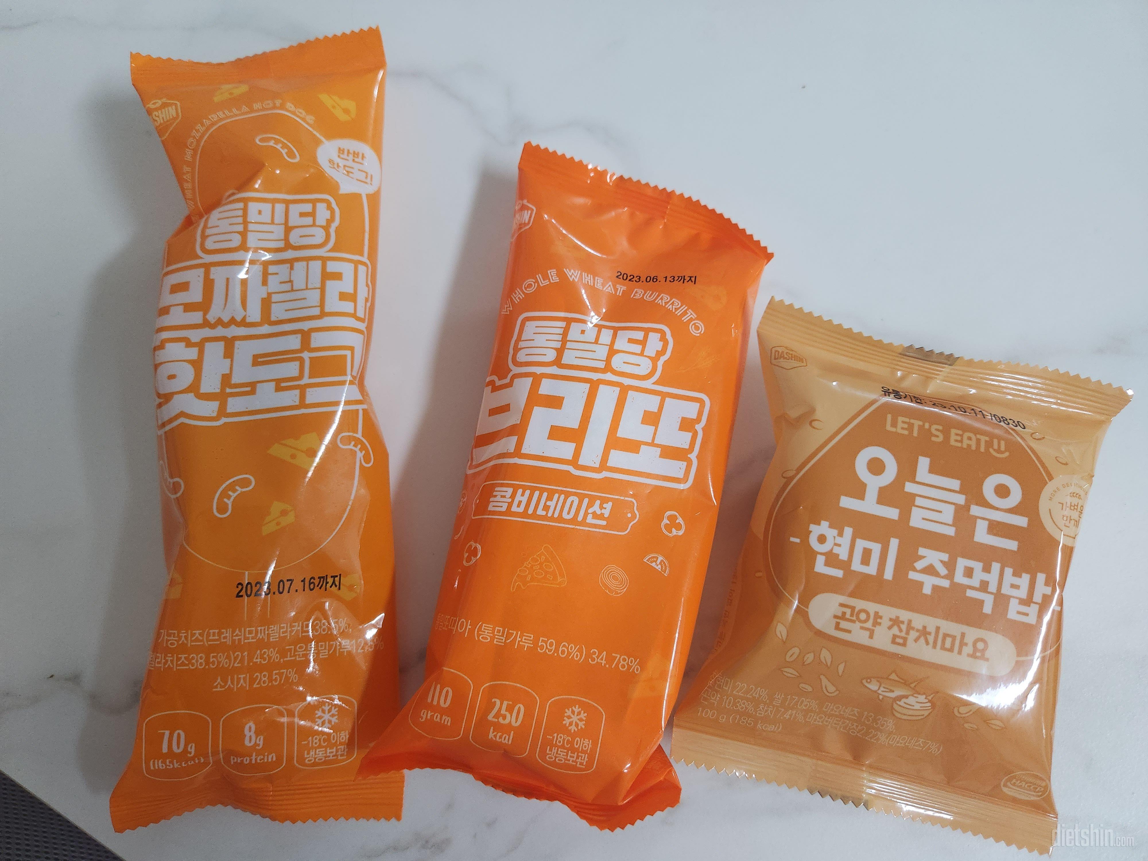 남편 회사에 간편식으로 쟁여둡니다.
