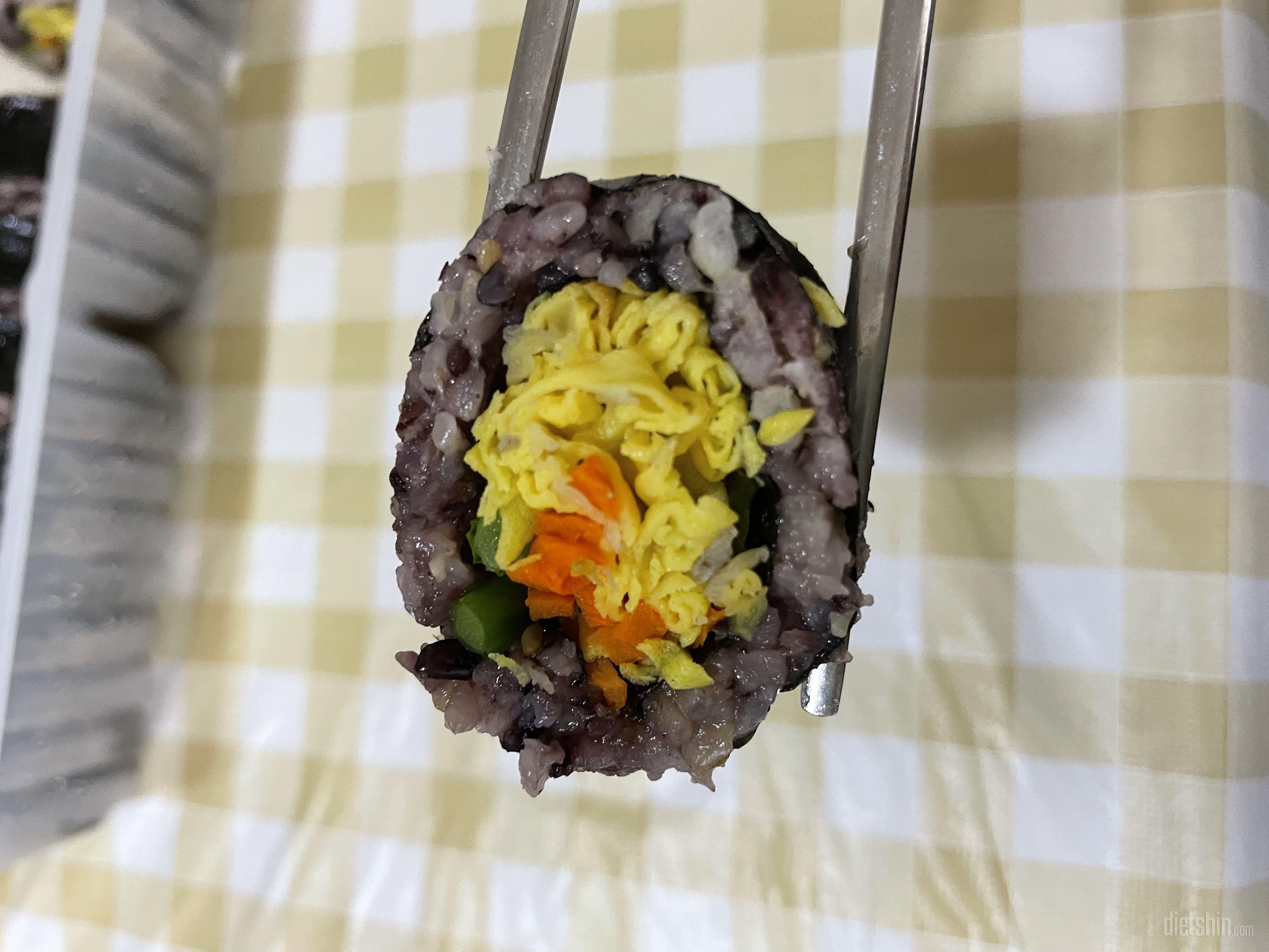 흑미 계란 김밥은 약간 슴슴한 맛이지