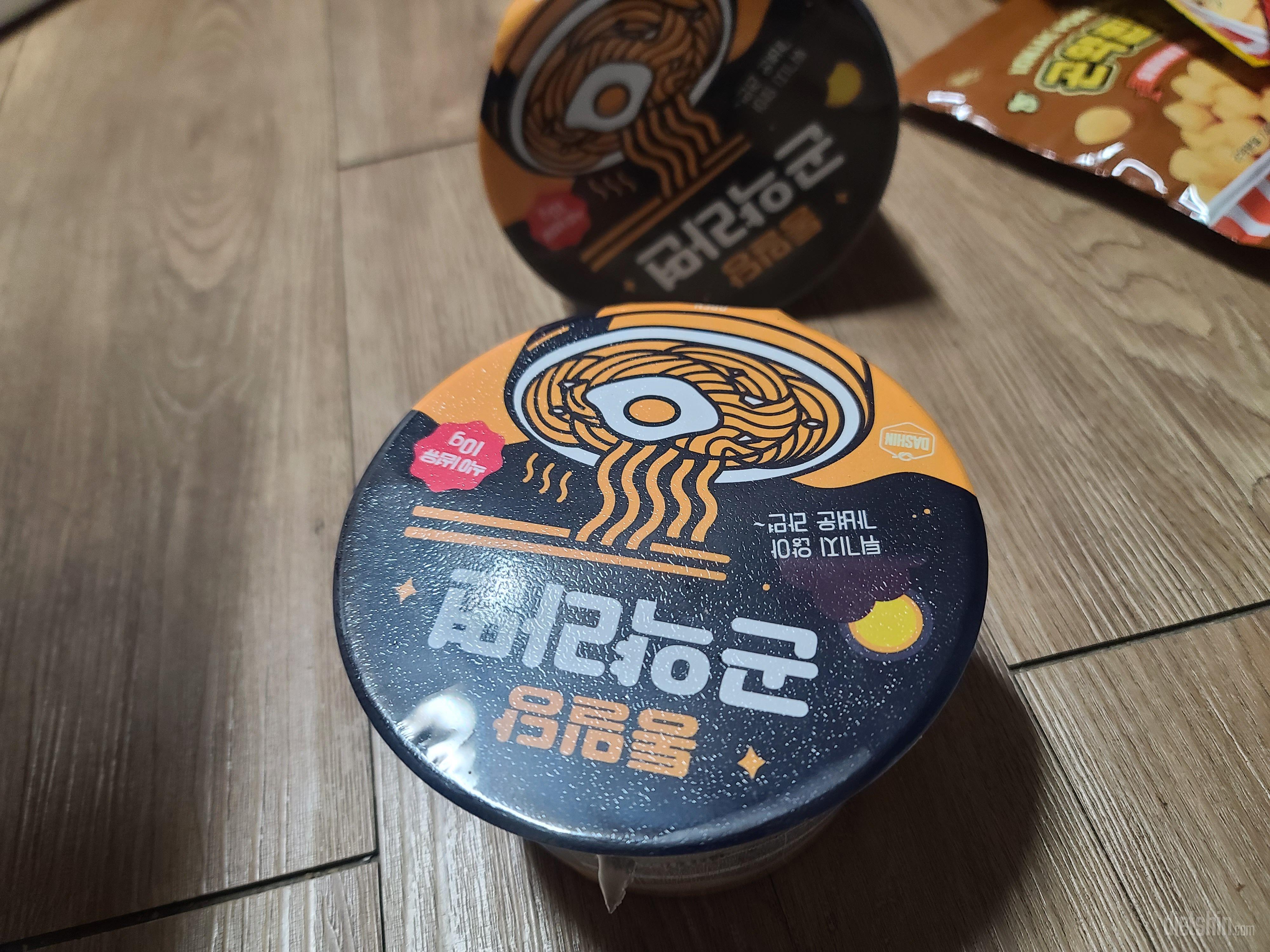 블랙세일해서 냉큼쟁였어요 라면먹고싶을