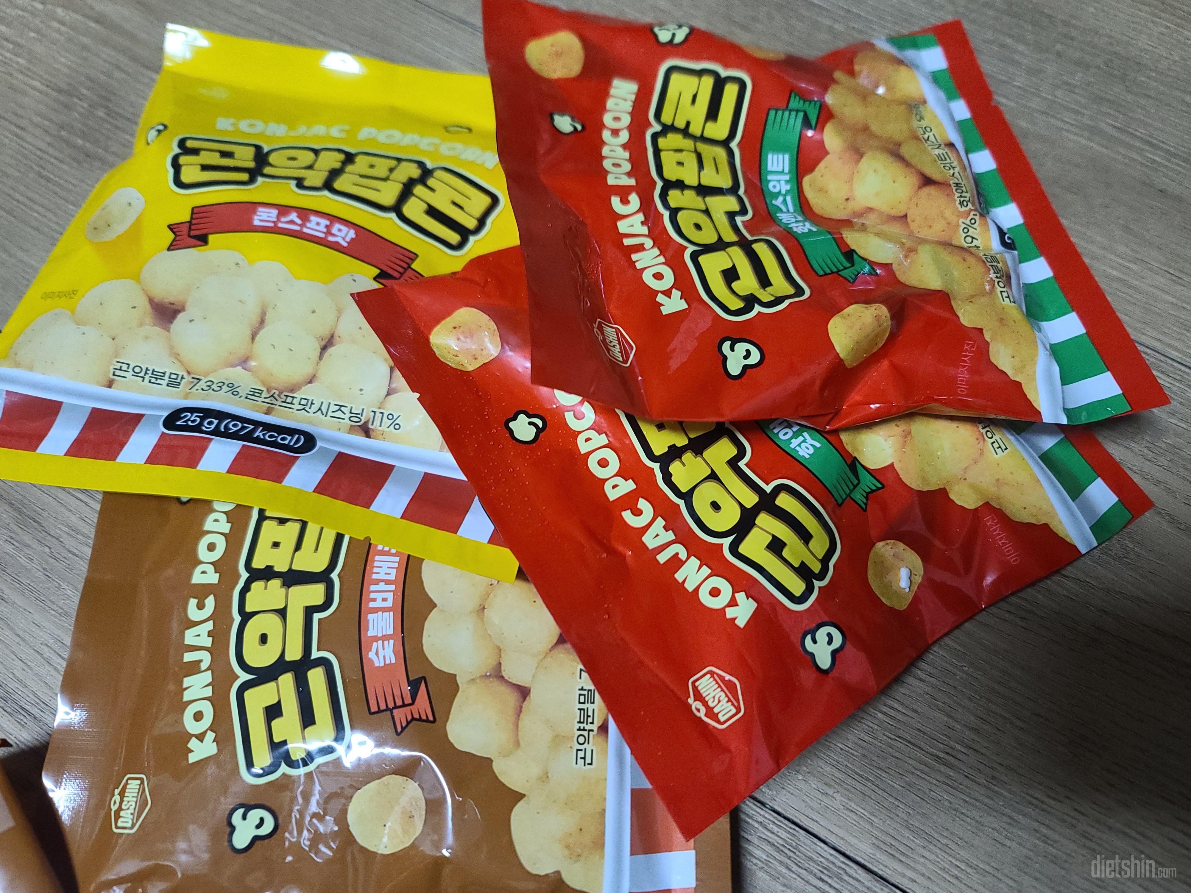 블랙세일해서 냉큼쟁였어요과자먹고싶을때