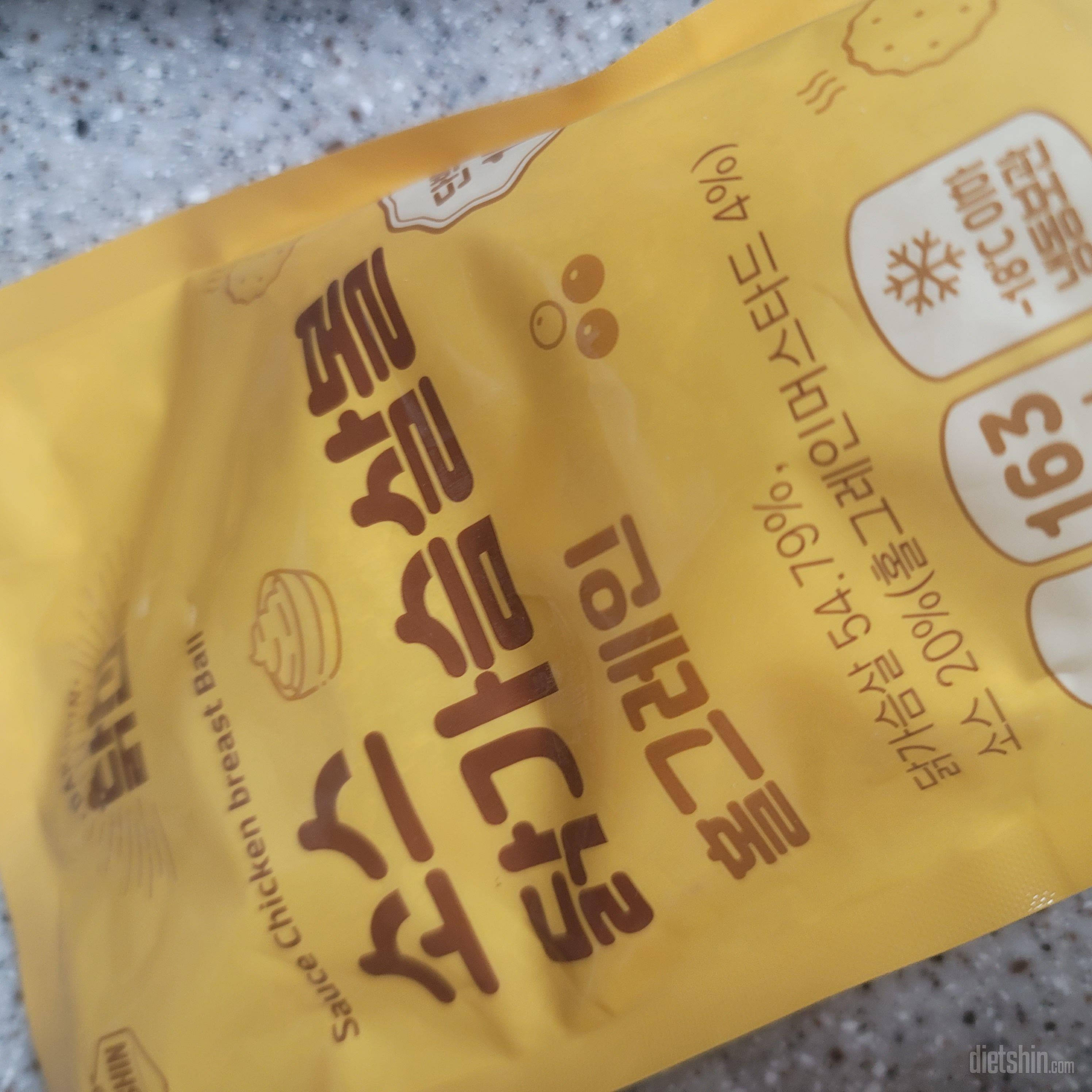 이게 왔네요 아쉽지만 안먹어본거라 다