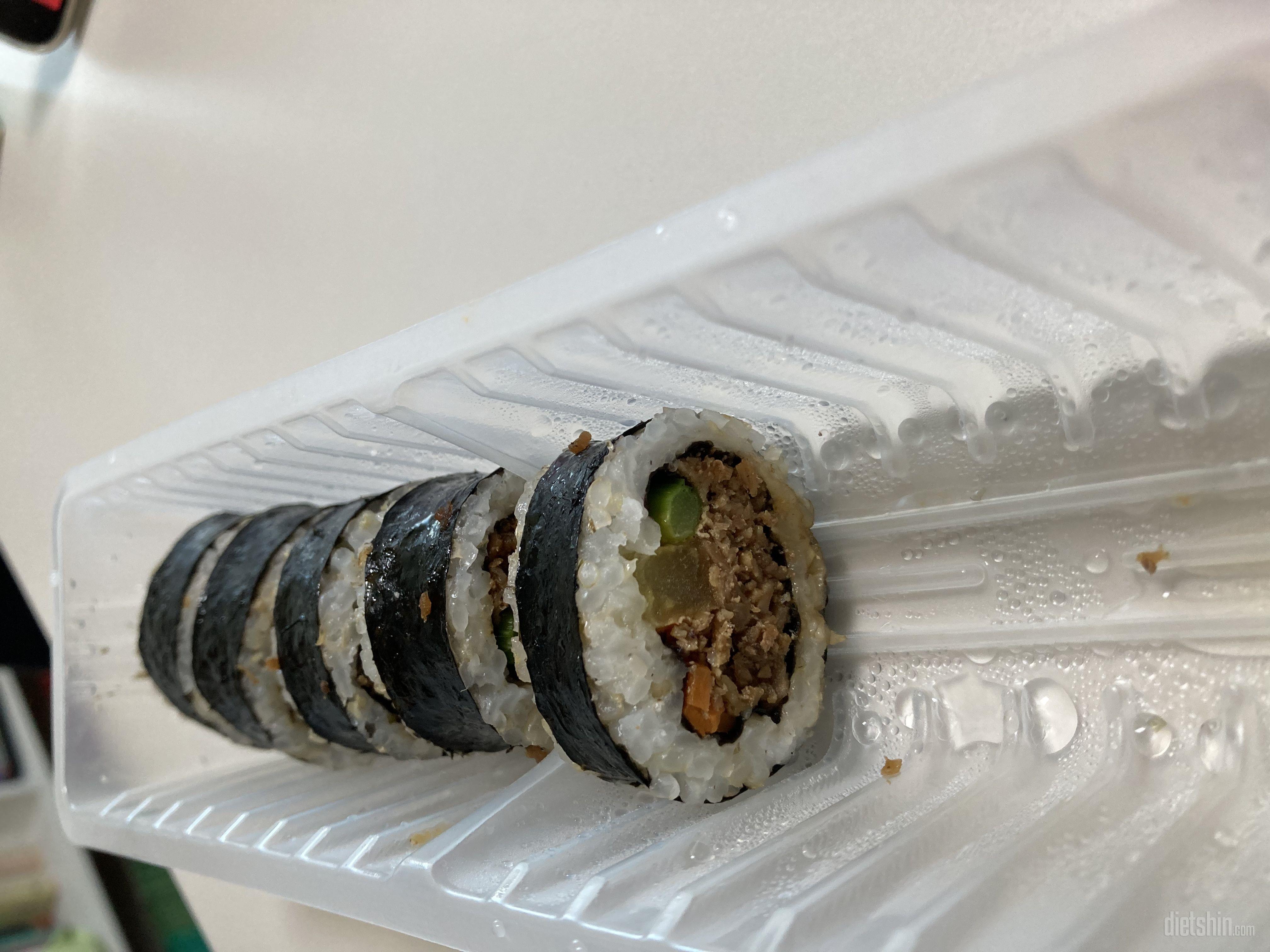 일반김밥 맛과 비슷하고 생각보다 맛있