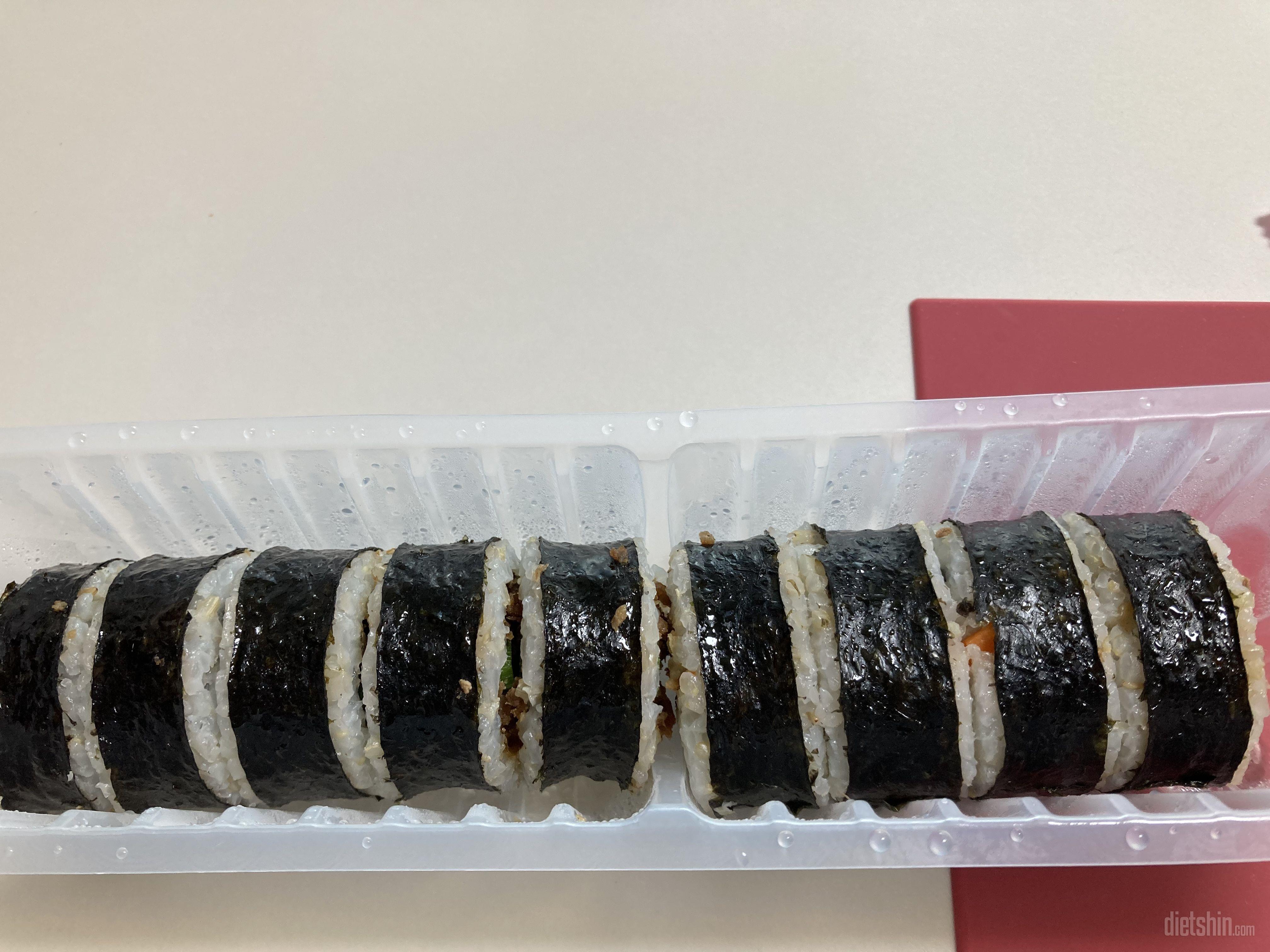 일반김밥 맛과 비슷하고 생각보다 맛있