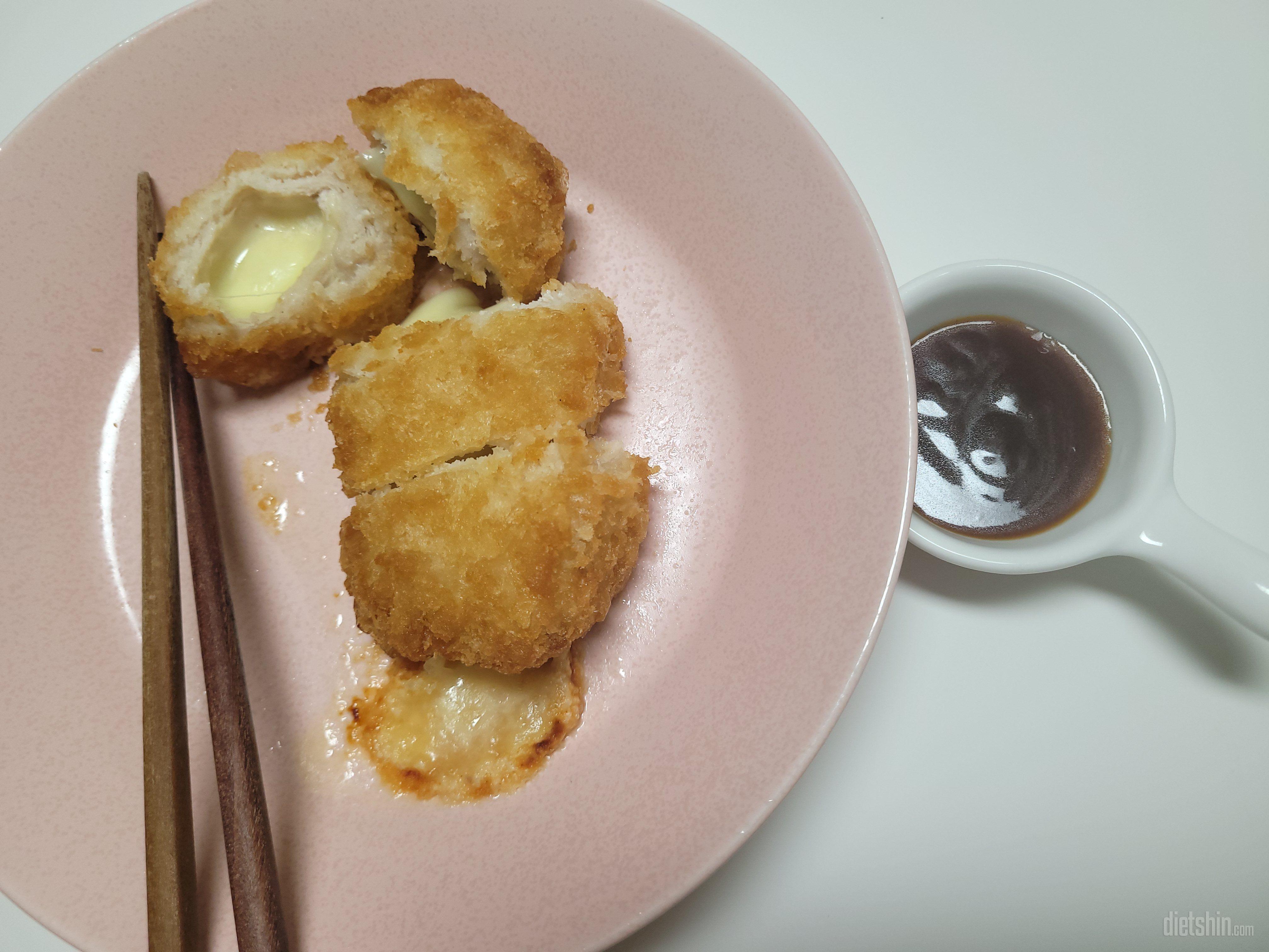 치즈카츠 넘 맛있네요 양도 많지는 않