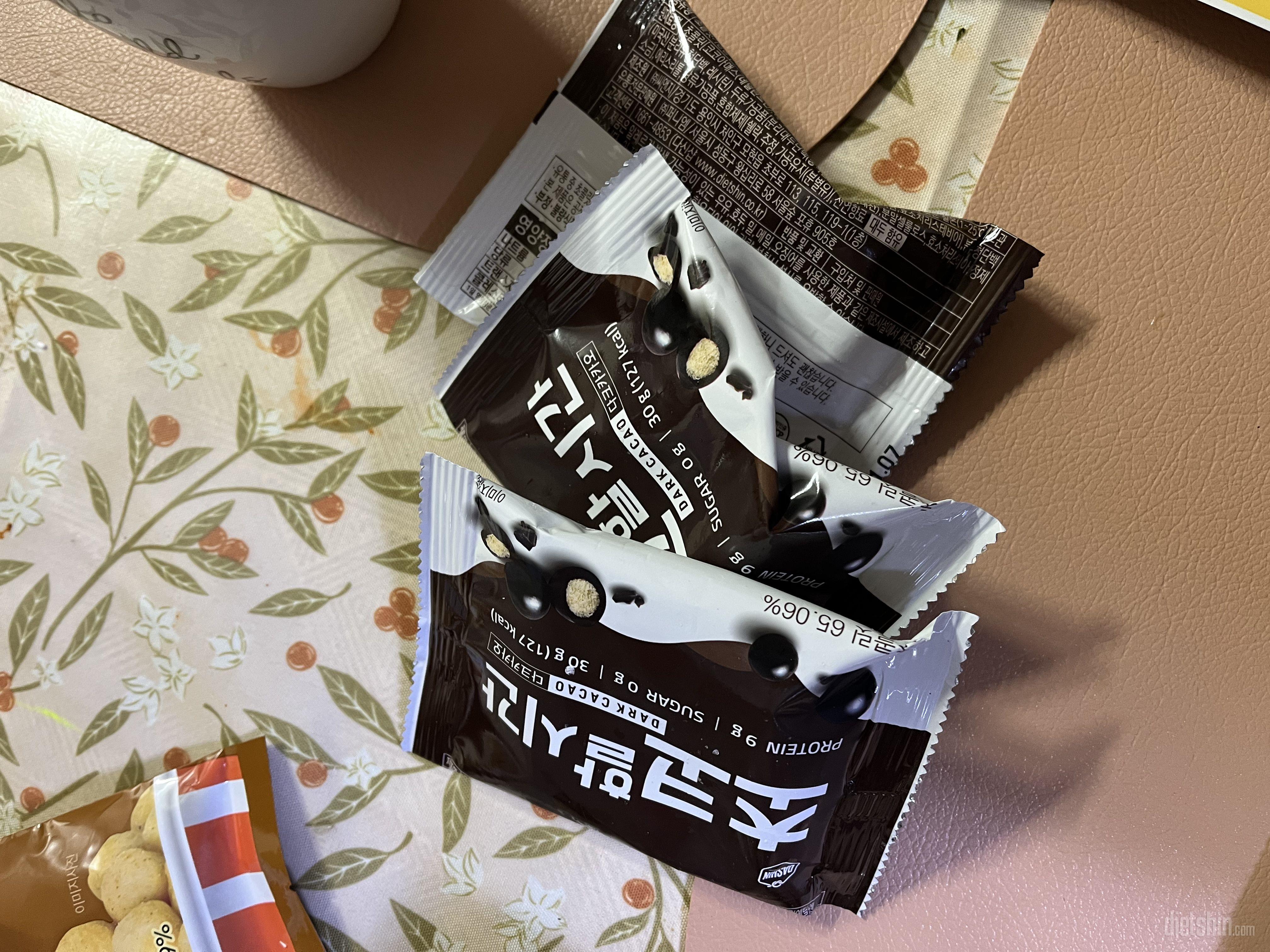 다크 초콜릿이라 조금 쓴데 달달해요!