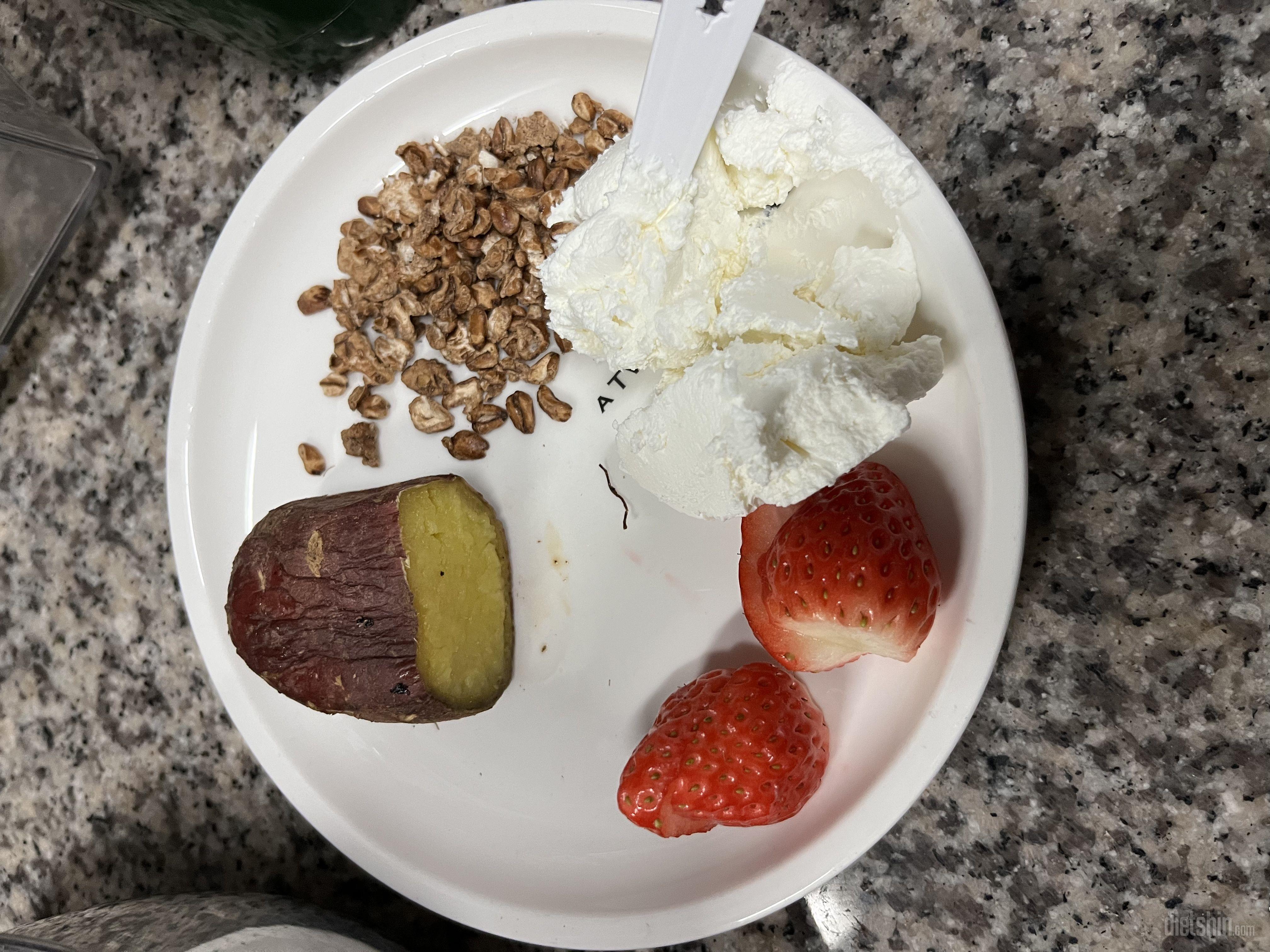 그릭요거트랑 같이 먹어도 맛있고 우유