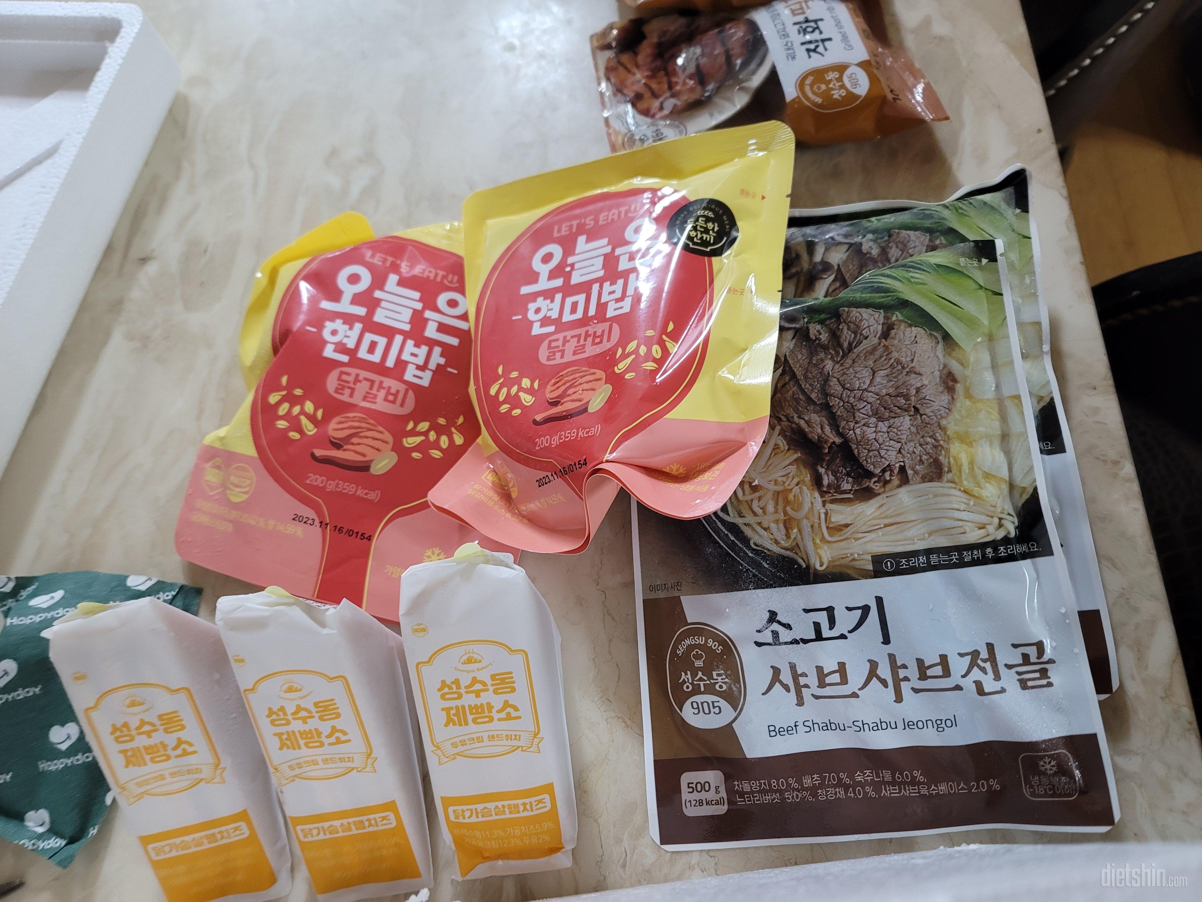 맛나게 점심 대용으로 먹었네요. 커피