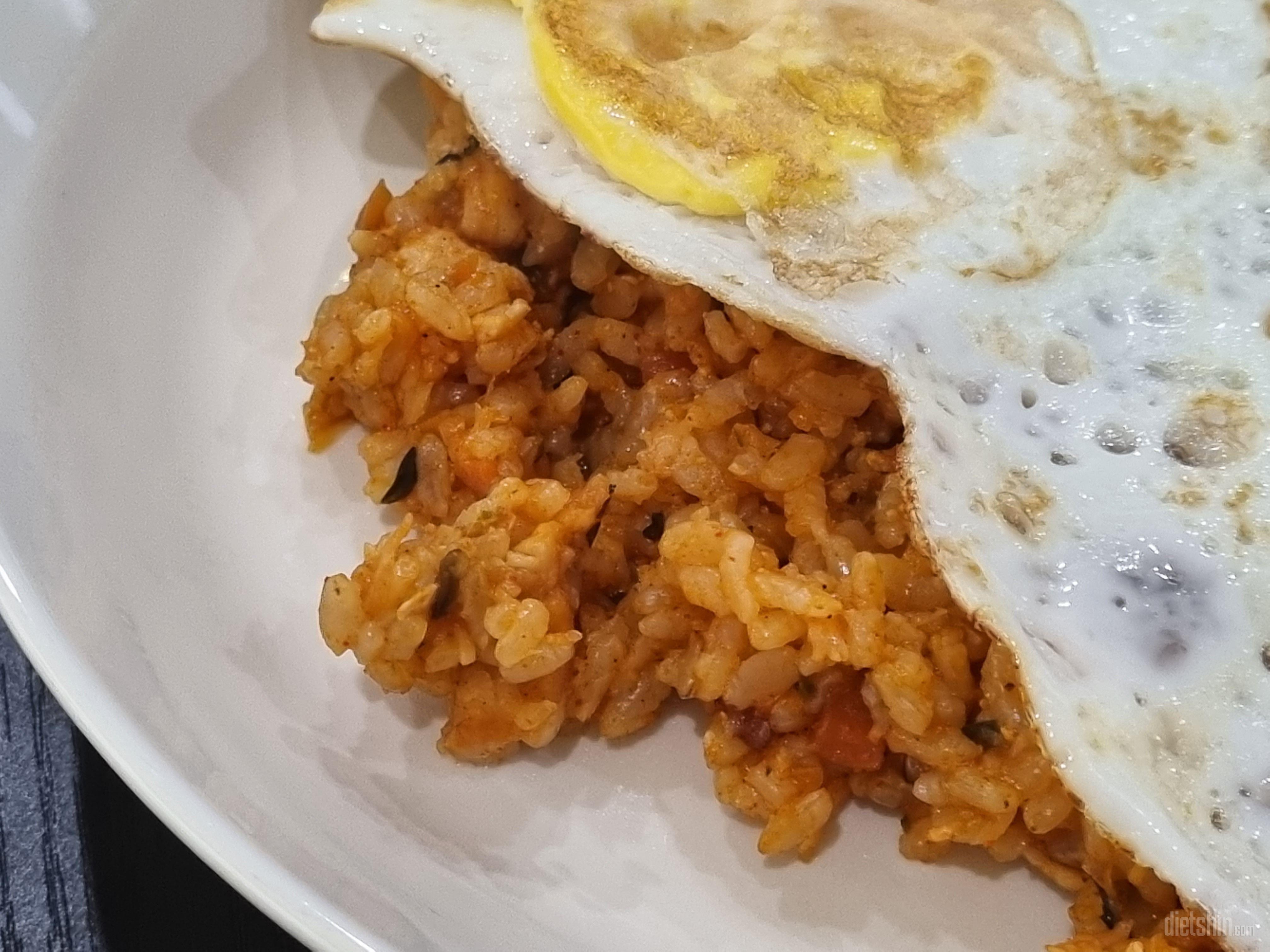 닭갈비 특히 닭고기 큐브가 씹히는 맛