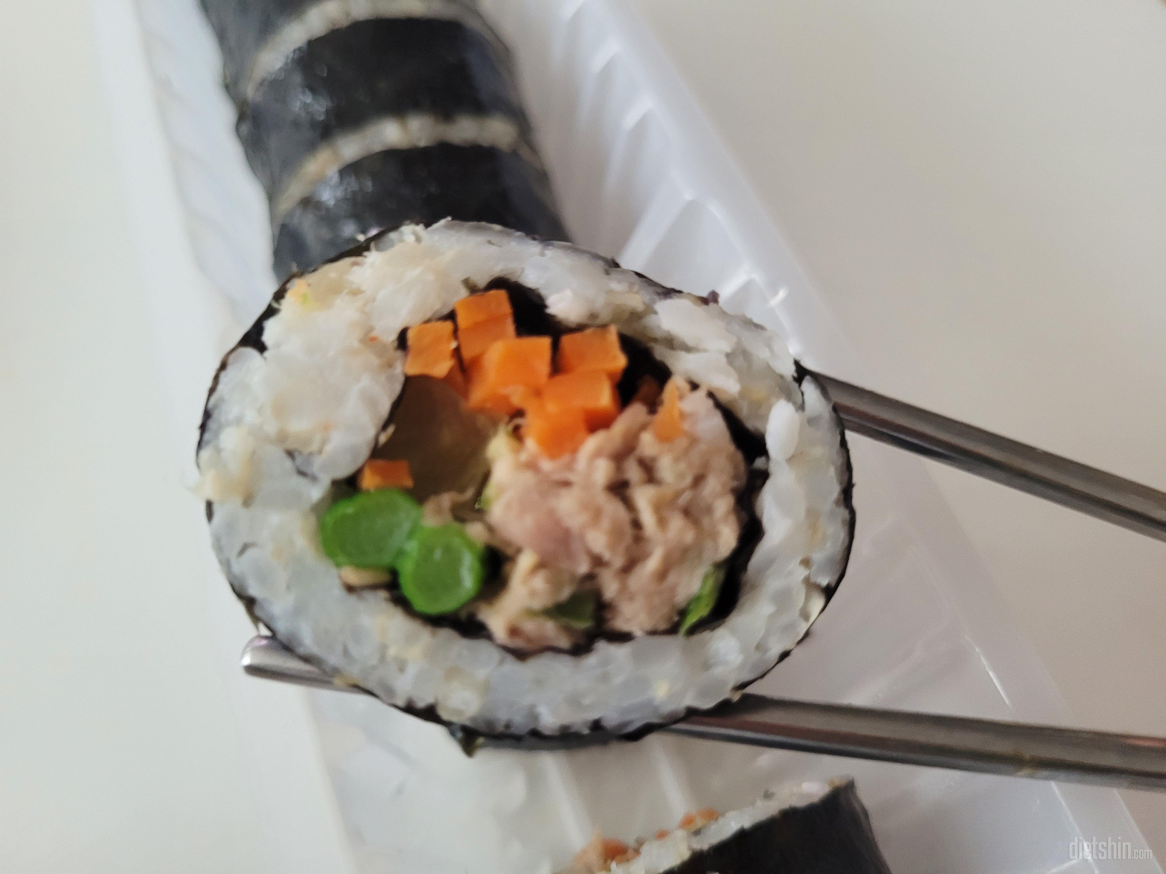 김밥한줄이 통으로 들어가있네요
든든