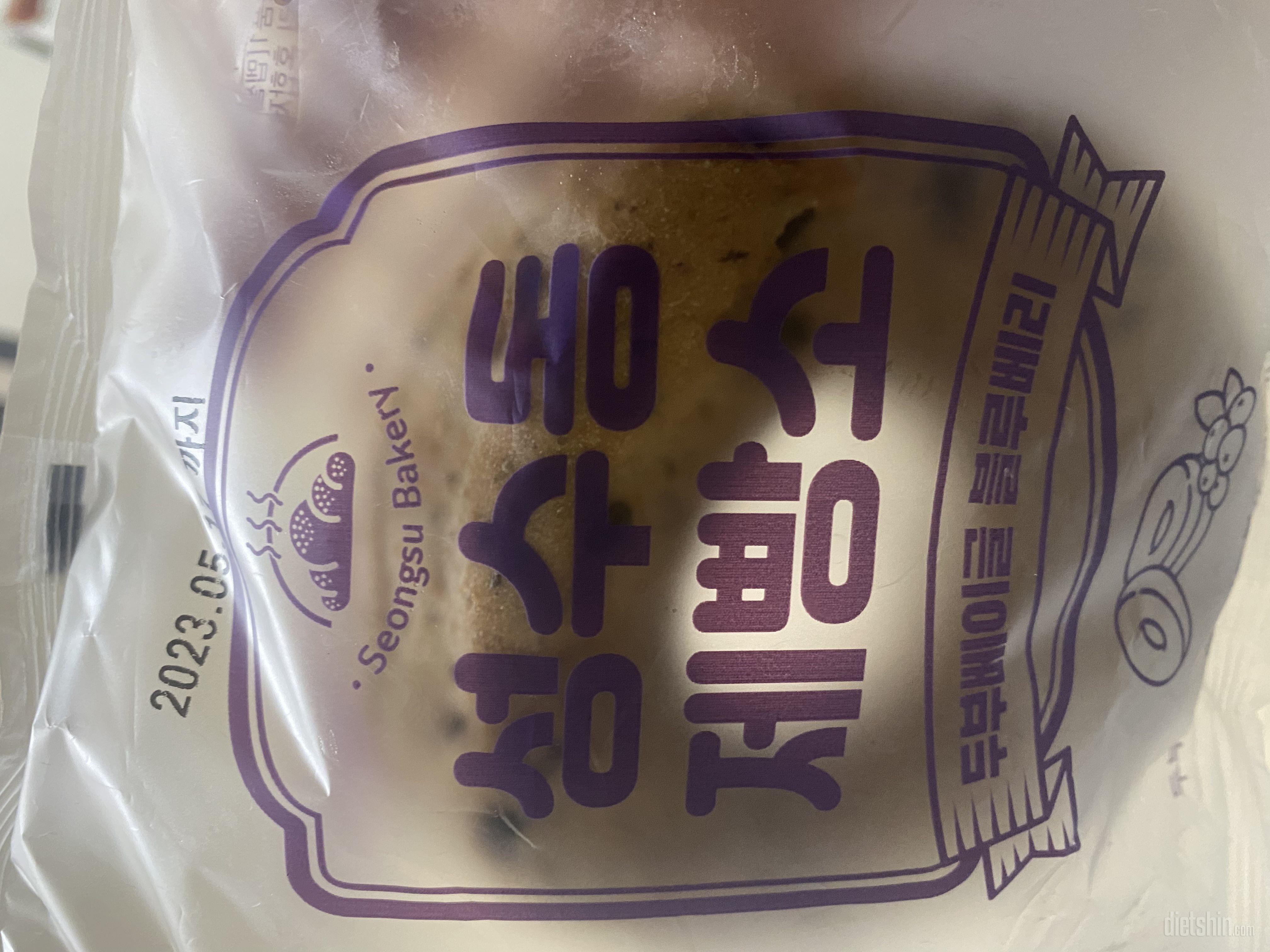 오븐기에 구워 크림치즈 발라먹으니 꿀